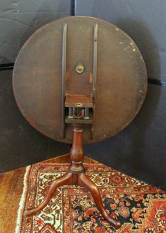 Tavolo da tè con meccanismo a gabbia d'uccello con piedistallo di Giorgio III del 1770 circa