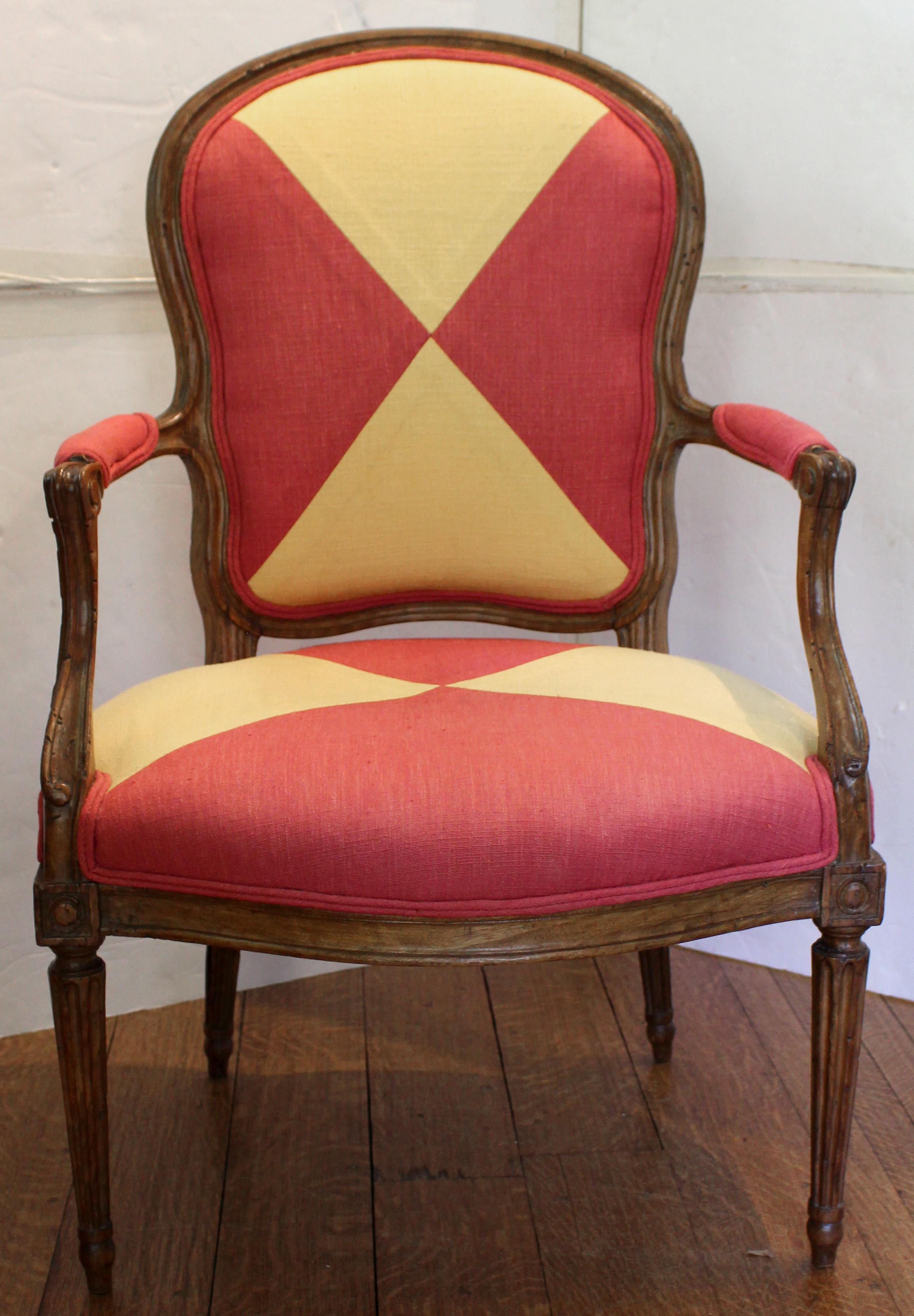 Coppia di fauteuils en cabriolet (poltrone aperte) francesi del 1770 circa. Periodo e design di transizione dal rococò al neoclassico (Luigi XV-XVI). Noce e faggio intagliati, doratura originale rimossa almeno 50 anni fa. Si erge su gambe tornite,