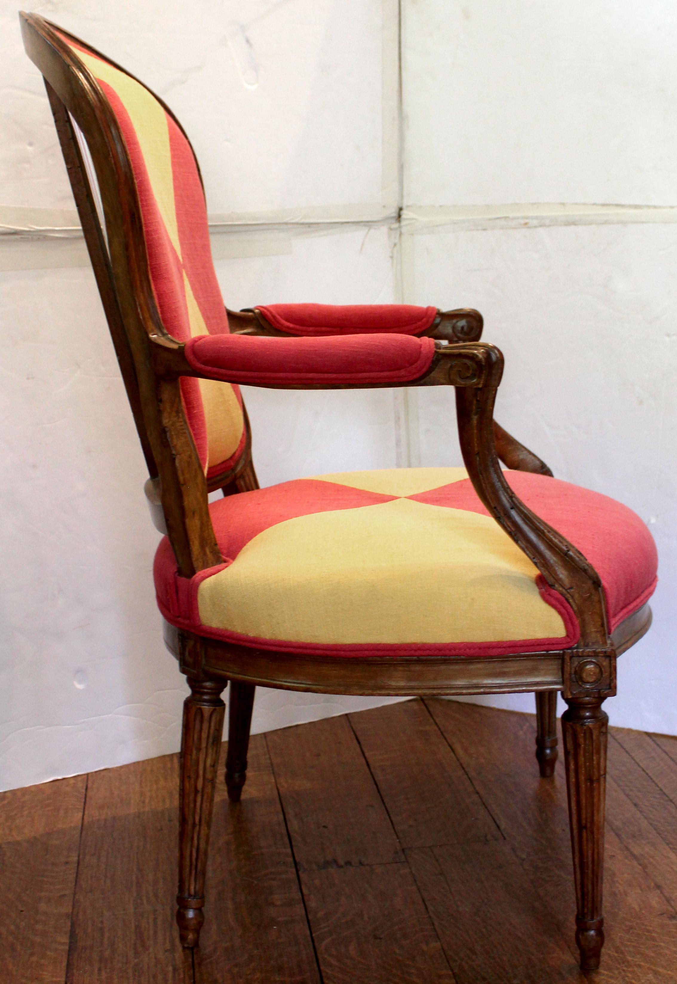 Rococò CIRCA 1770 Coppia di poltrone francesi Fauteuils En Cabriolet in vendita
