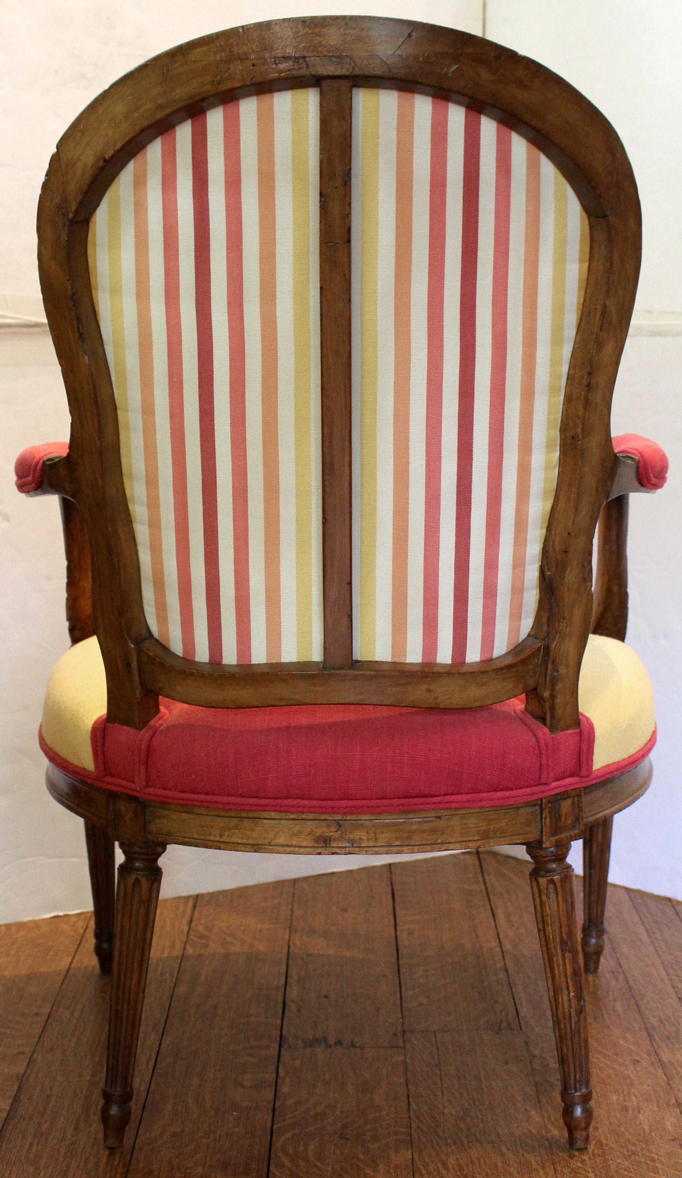 Francese CIRCA 1770 Coppia di poltrone francesi Fauteuils En Cabriolet in vendita