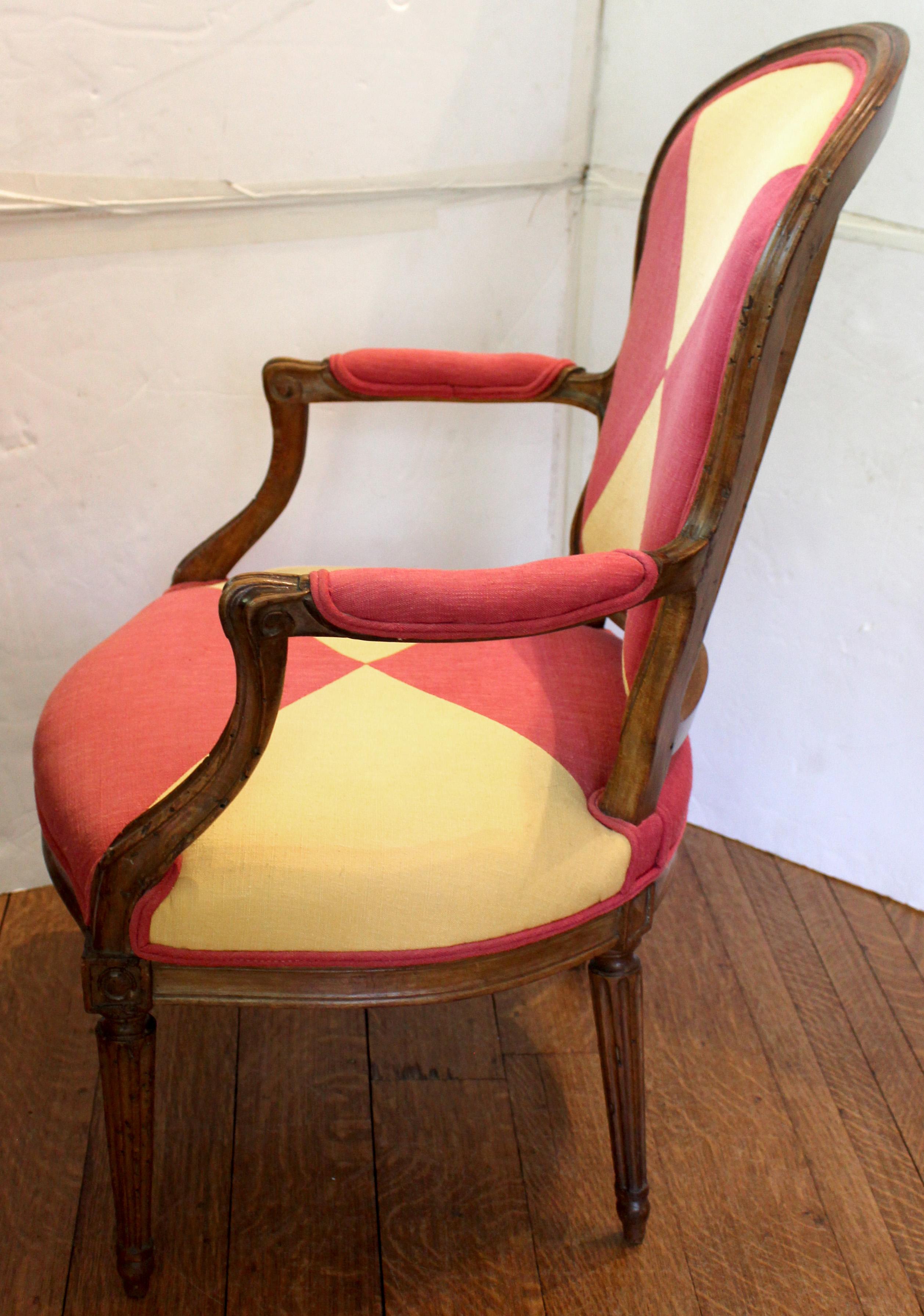Intagliato CIRCA 1770 Coppia di poltrone francesi Fauteuils En Cabriolet in vendita