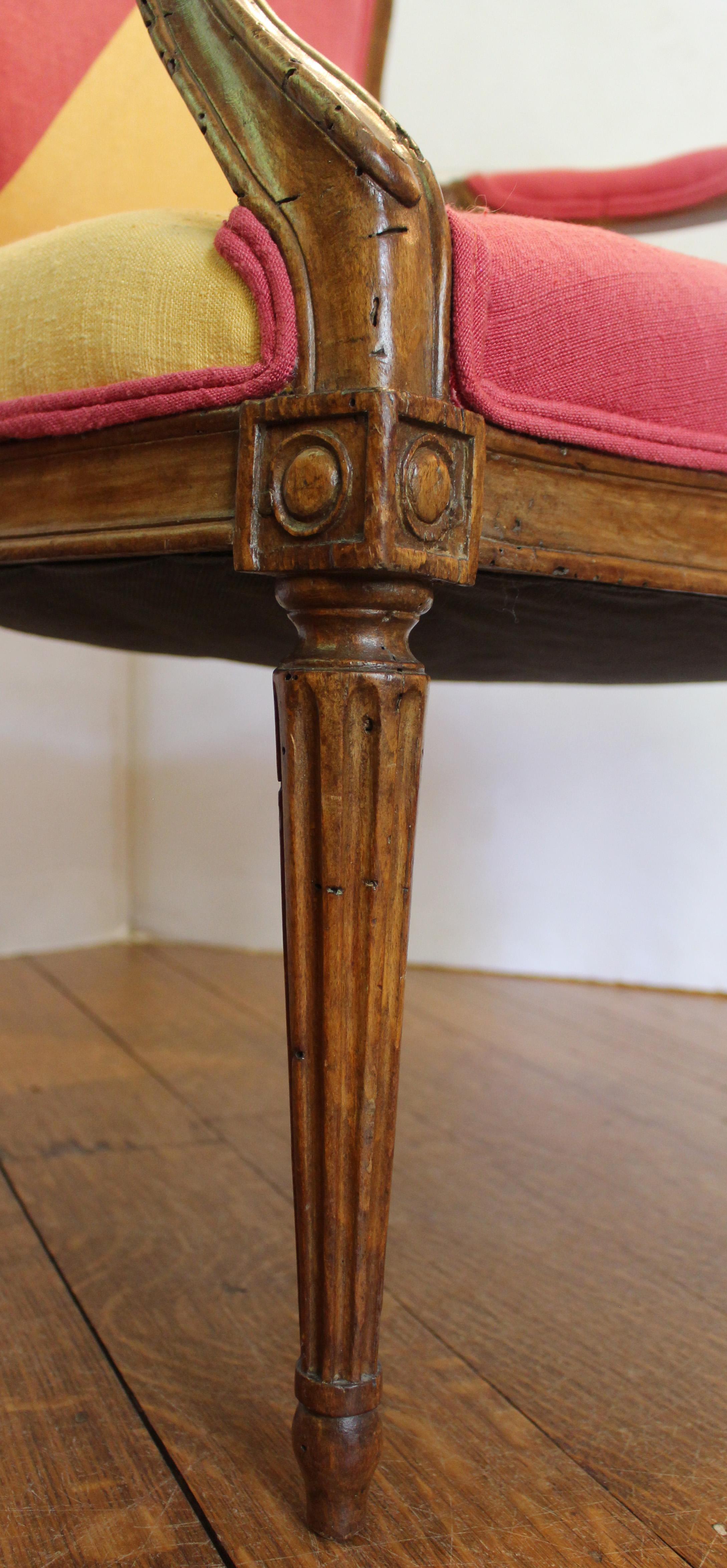 CIRCA 1770 Coppia di poltrone francesi Fauteuils En Cabriolet In condizioni buone in vendita a Chapel Hill, NC