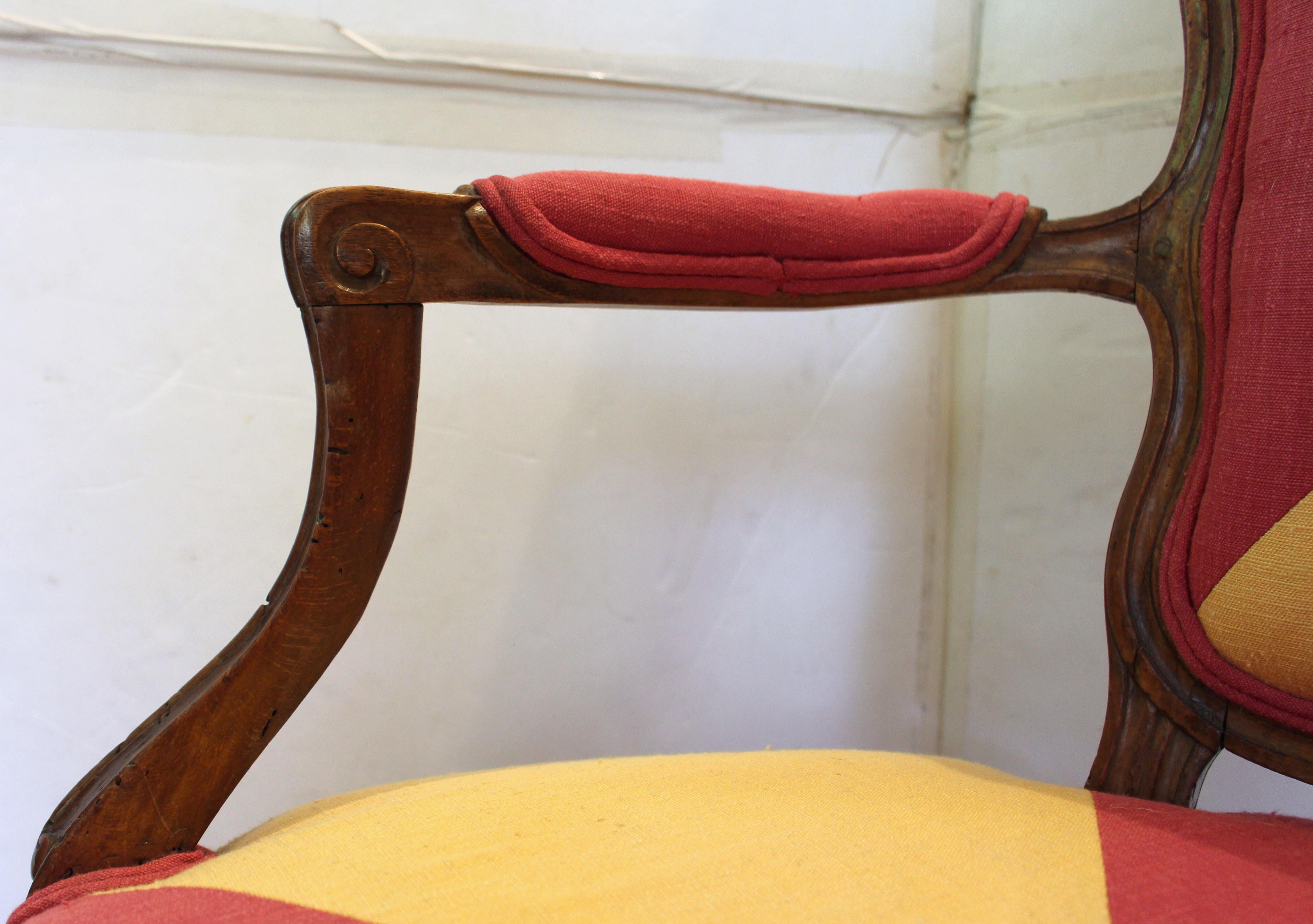 Fine XVIII secolo CIRCA 1770 Coppia di poltrone francesi Fauteuils En Cabriolet in vendita