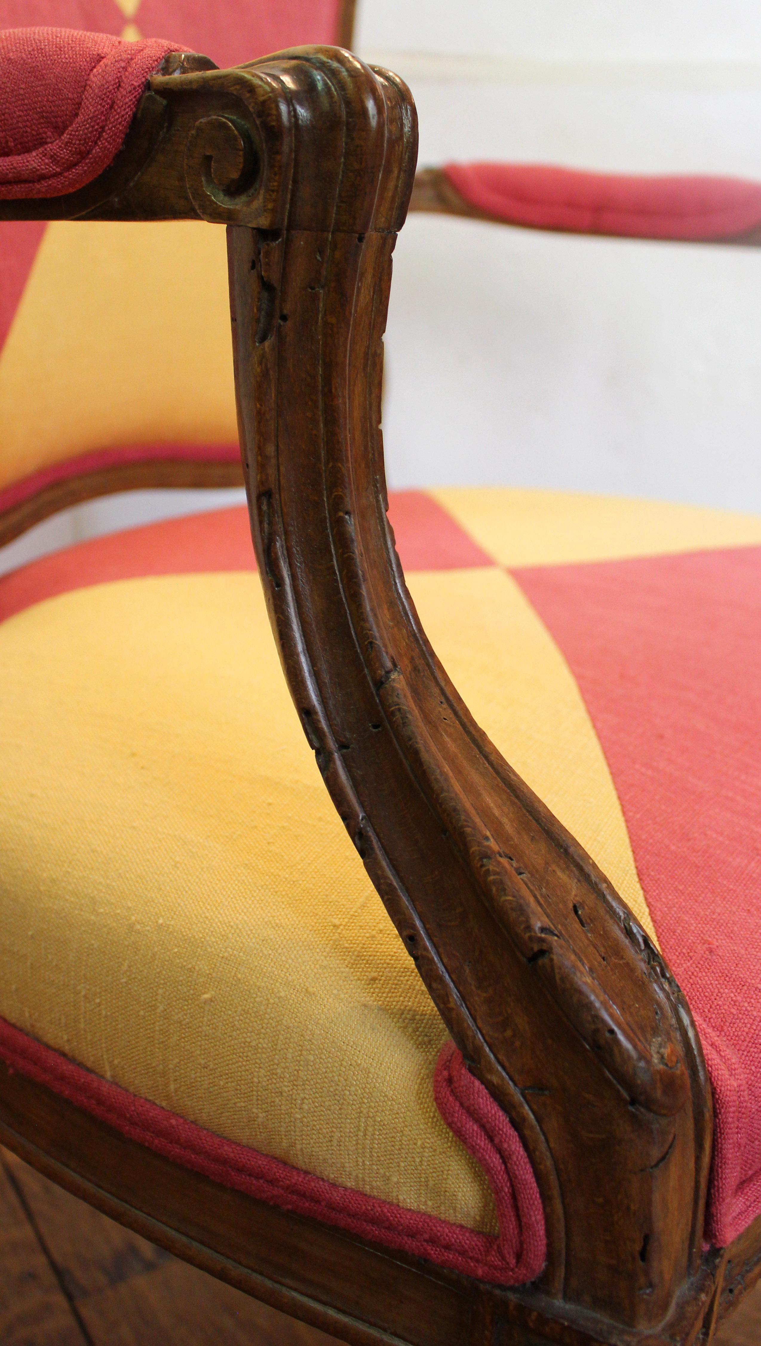 Faggio CIRCA 1770 Coppia di poltrone francesi Fauteuils En Cabriolet in vendita