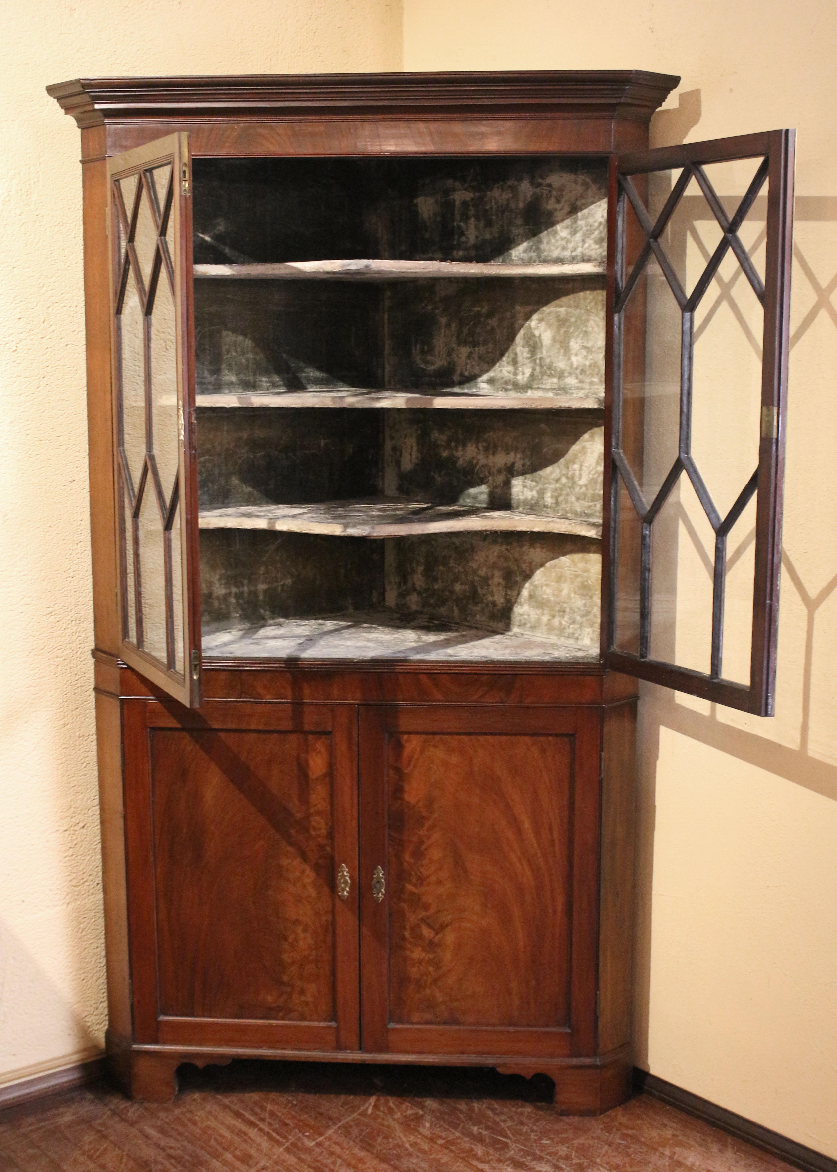 Circa 1780-1800 English George III Corner Cabinet In Good Condition For Sale In Chapel Hill, NC