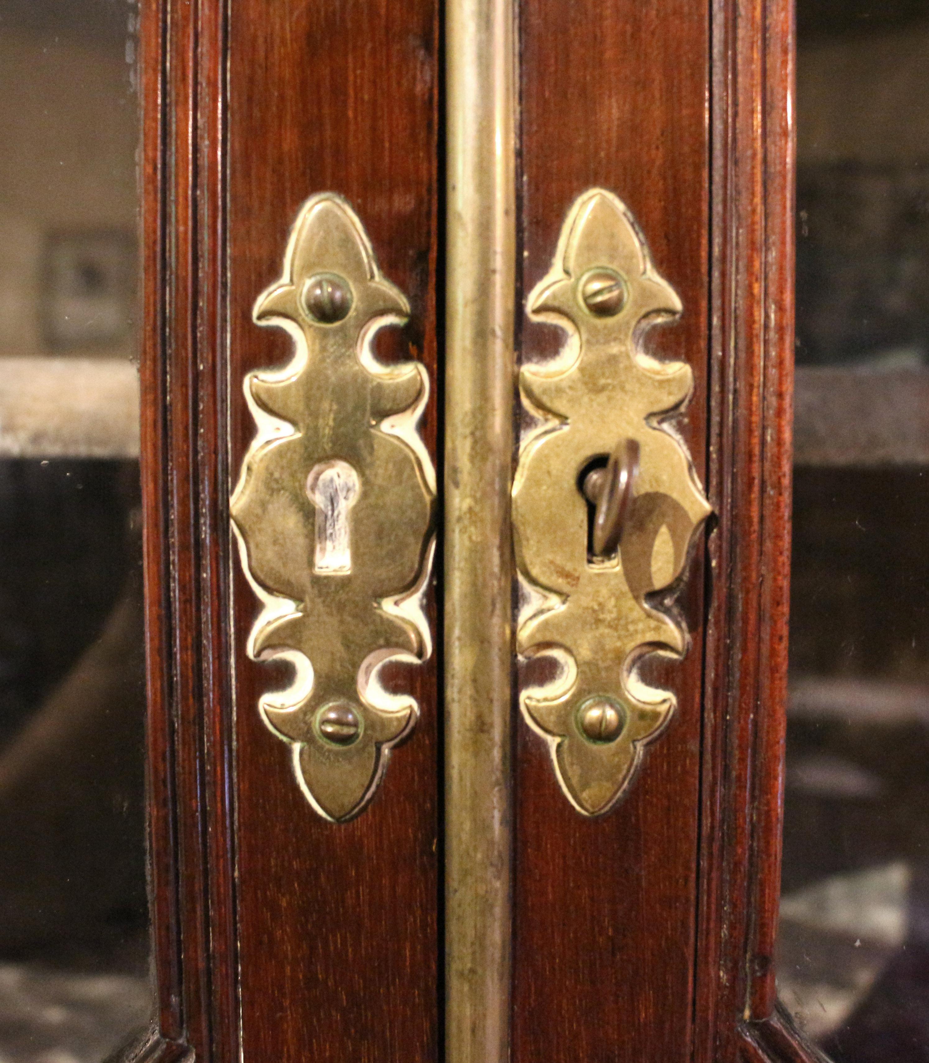 Circa 1780-1800 English George III Corner Cabinet For Sale 1