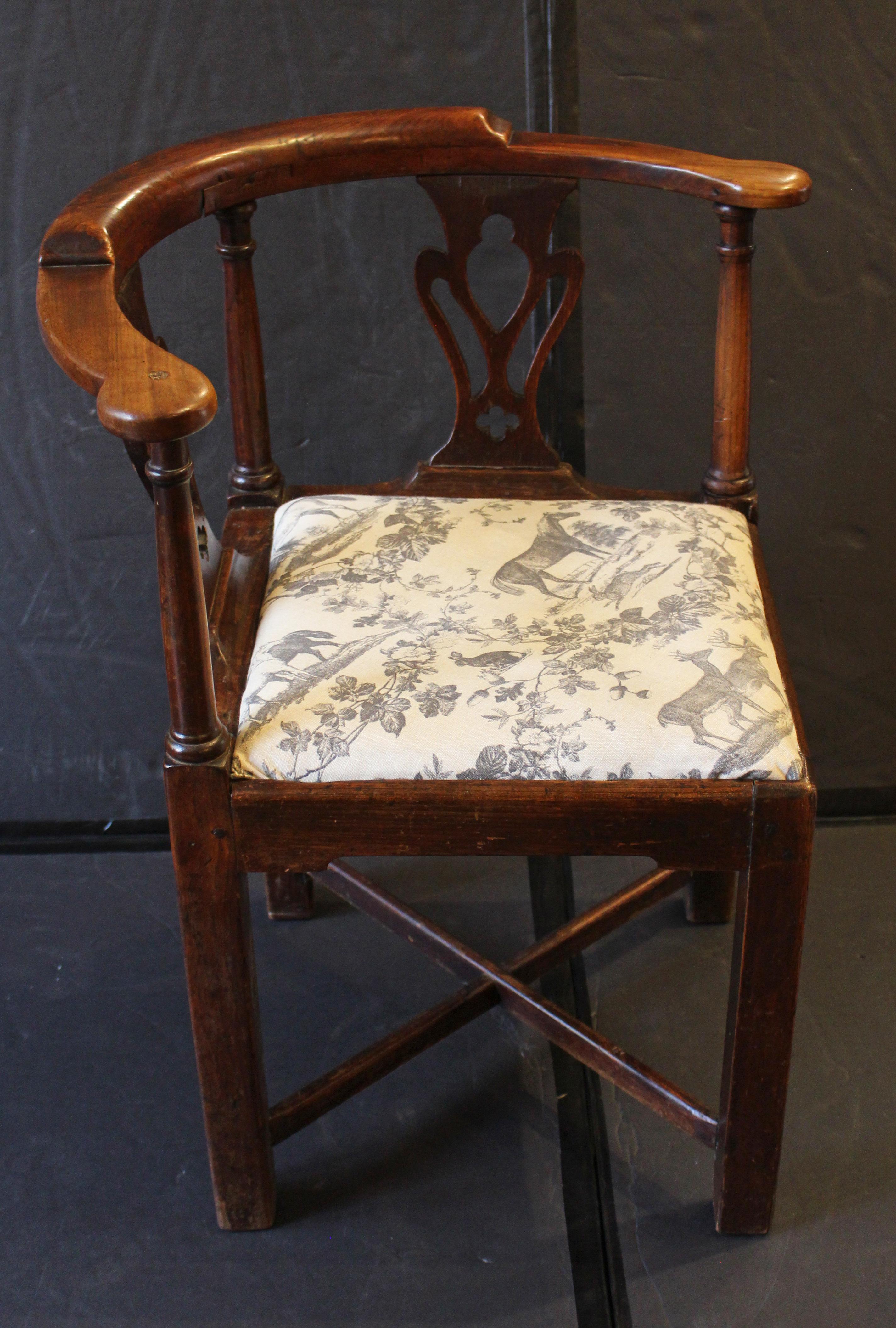 Circa 1780-1800 Fauteuil d'angle géorgien, anglais. Bois fruitiers et ormes. Monté sur des pieds carrés avec un croisillon en X. Supports de colonnes tournés en anneau et dosserets de style gothique Chippendale. Glisser le siège dans le tissu