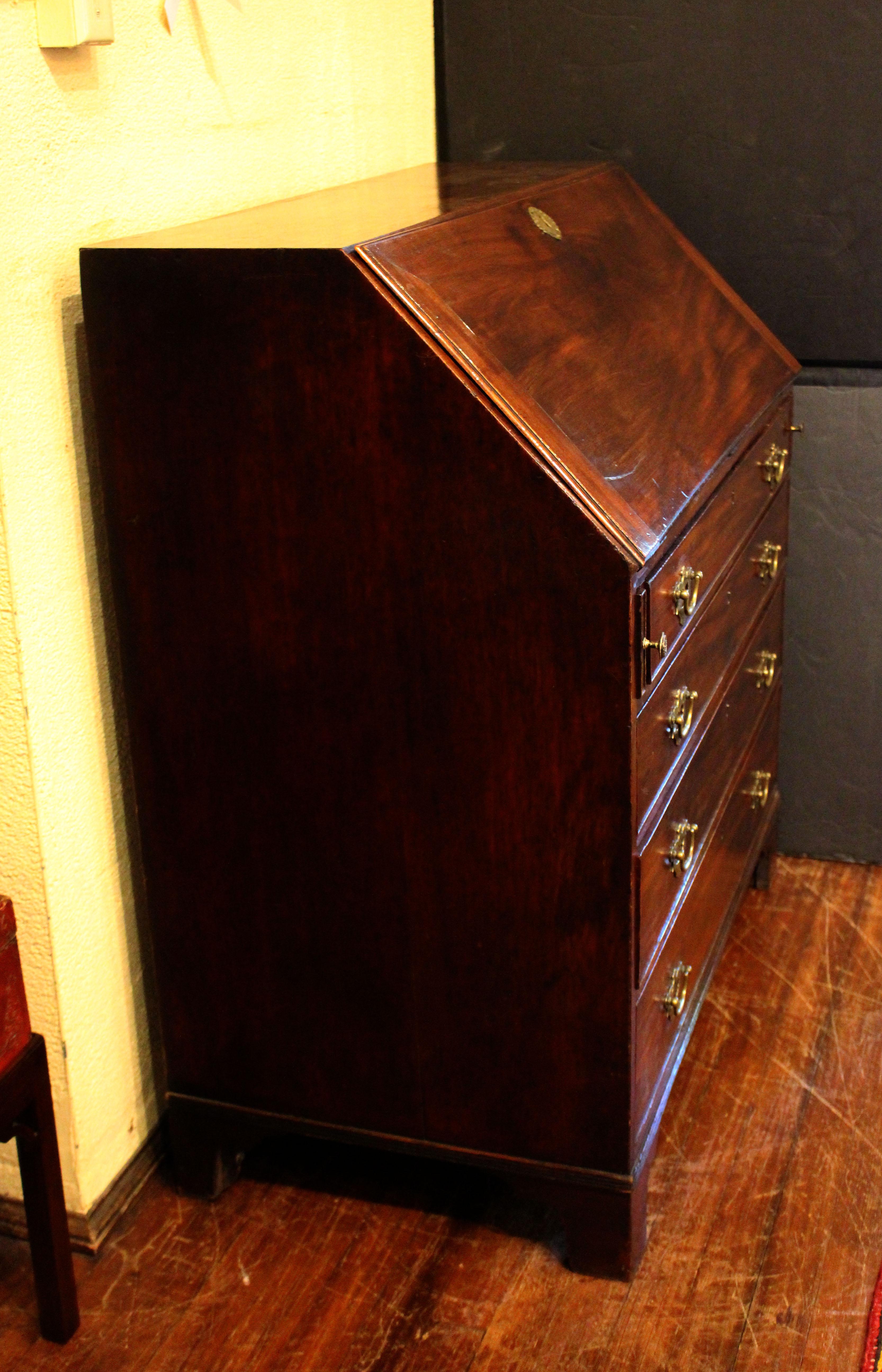 CIRCA 1780-1800 George III. Schrägfront-Bureau oder Schreibtisch, Englisch. Mahagoni. Ein hübsches Exemplar - das Innere mit Obeliskeneinlagen in den Dokumentenschubladen, die Prospekttür mit kräftiger Rauteneinlage aus Satinholz. Sechs wellenförmig