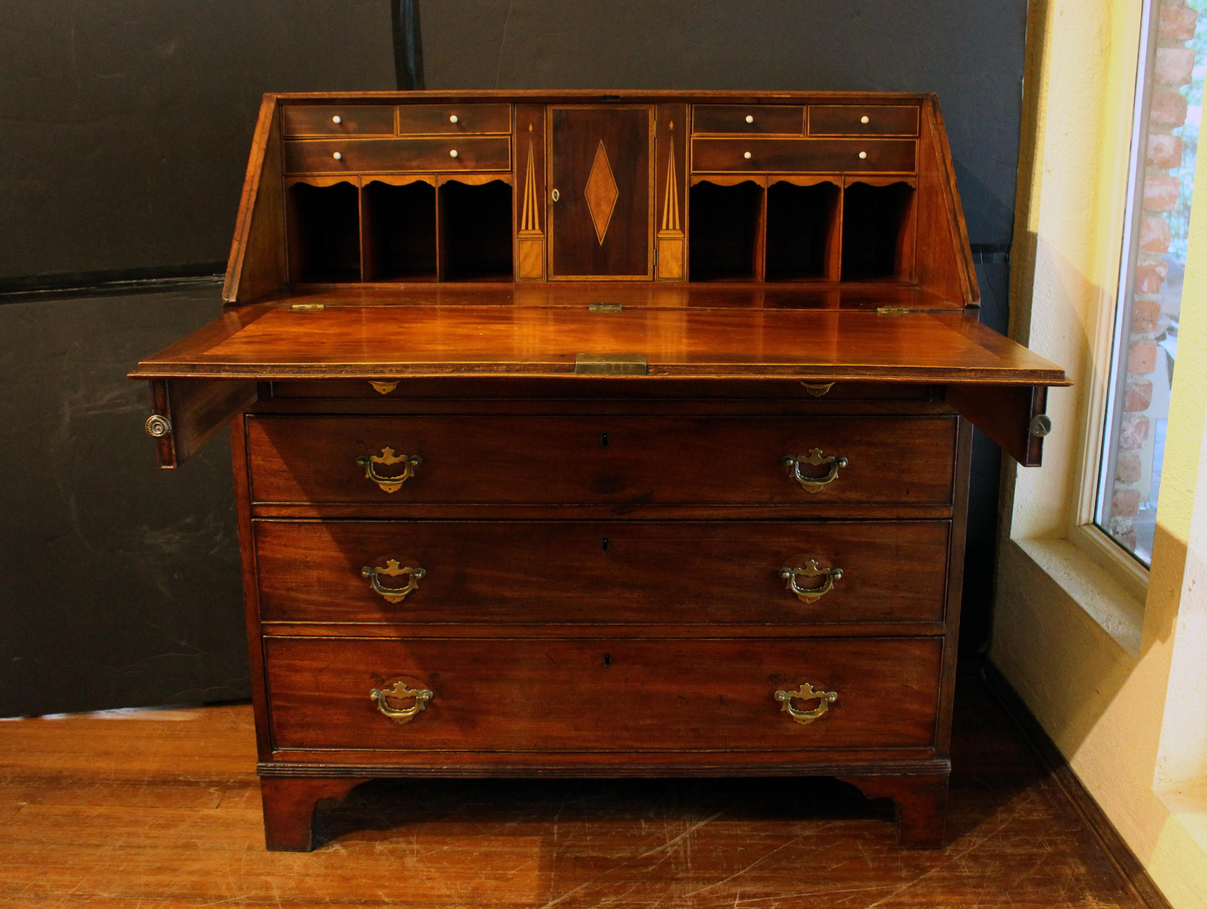 CIRCA 1780-1800 George III. Schräge Front Bureau oder Schreibtisch (Englisch) im Angebot