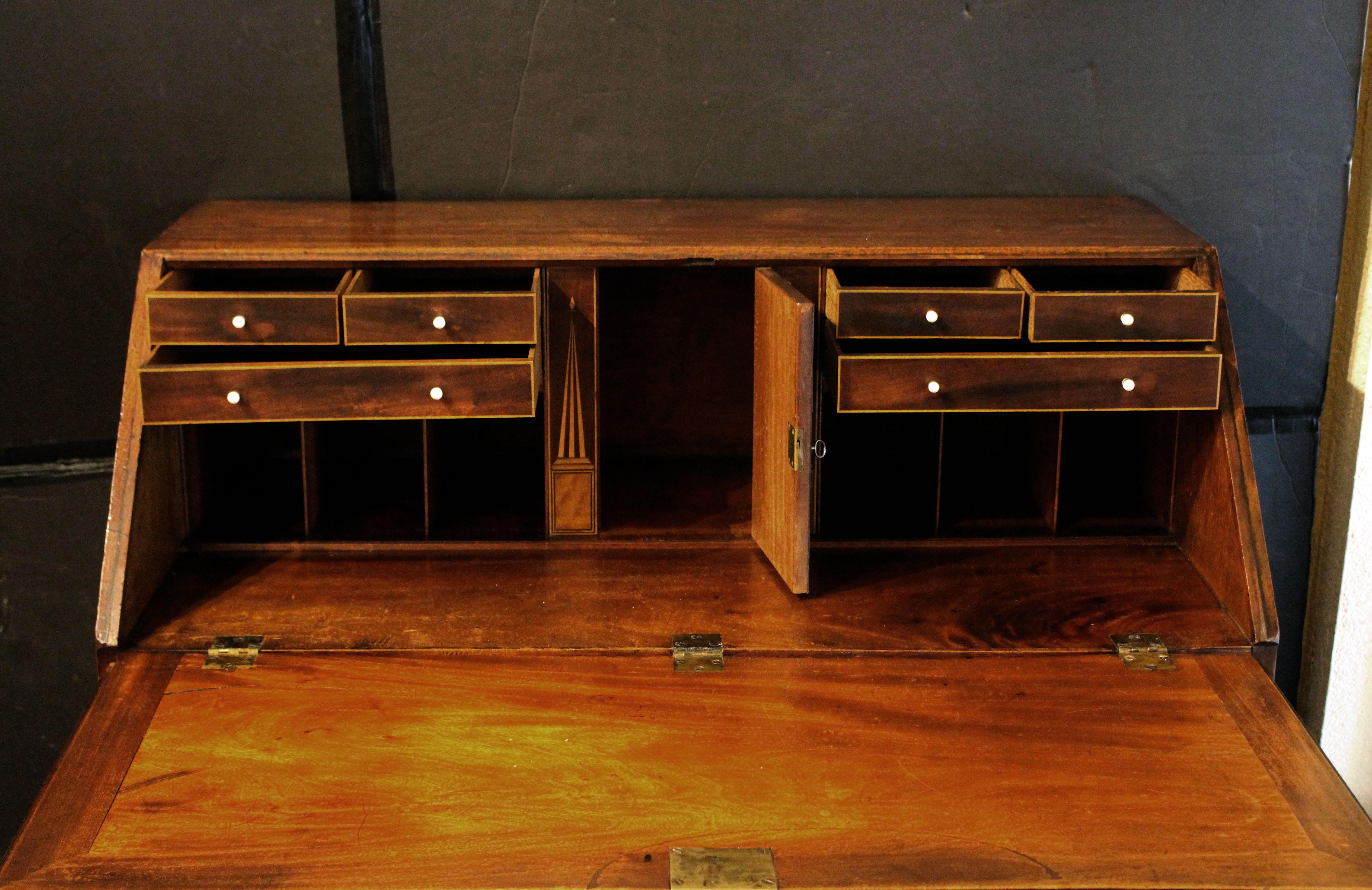 CIRCA 1780-1800 George III. Schräge Front Bureau oder Schreibtisch im Zustand „Gut“ im Angebot in Chapel Hill, NC