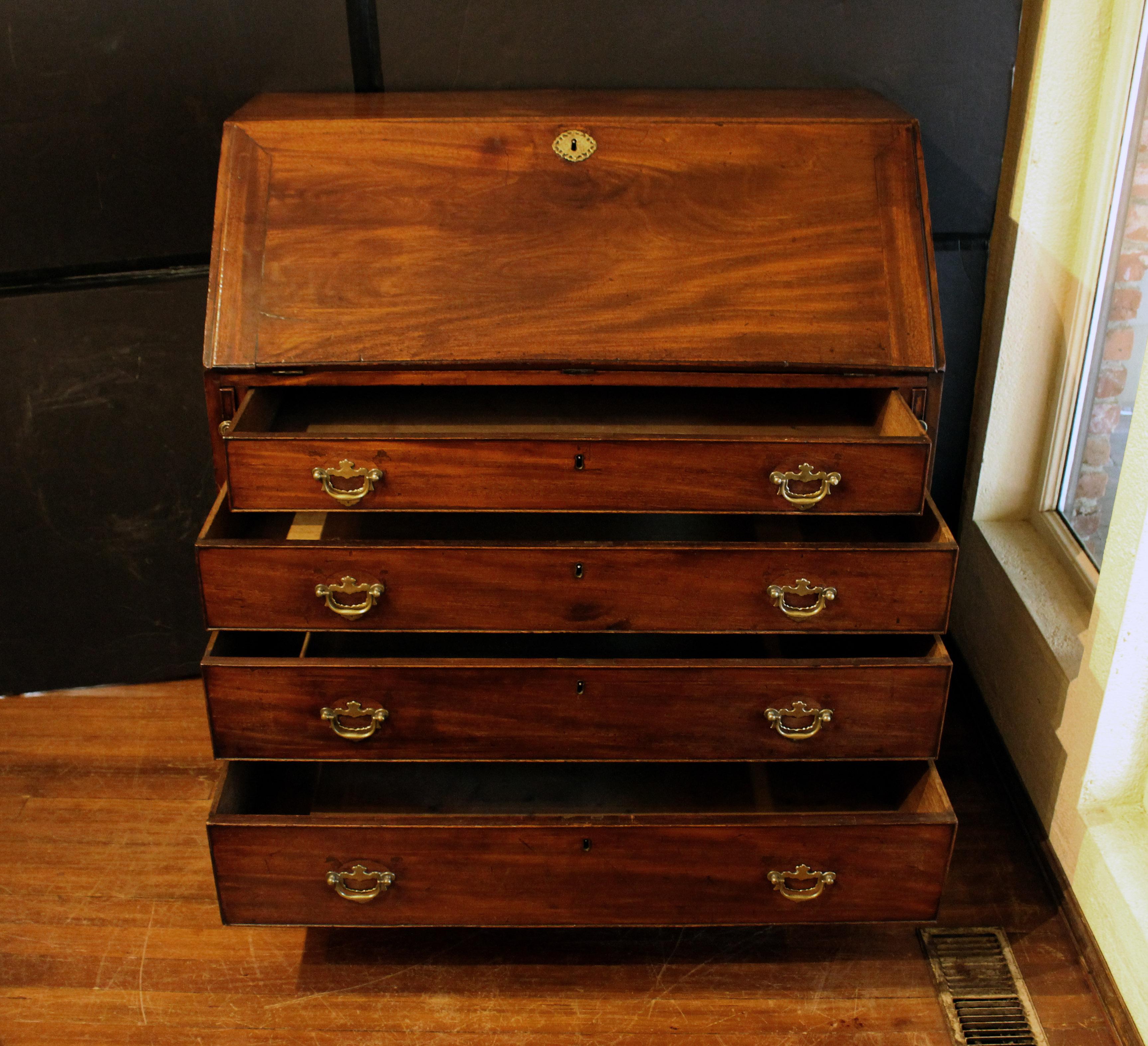 CIRCA 1780-1800 George III. Schräge Front Bureau oder Schreibtisch (18. Jahrhundert) im Angebot