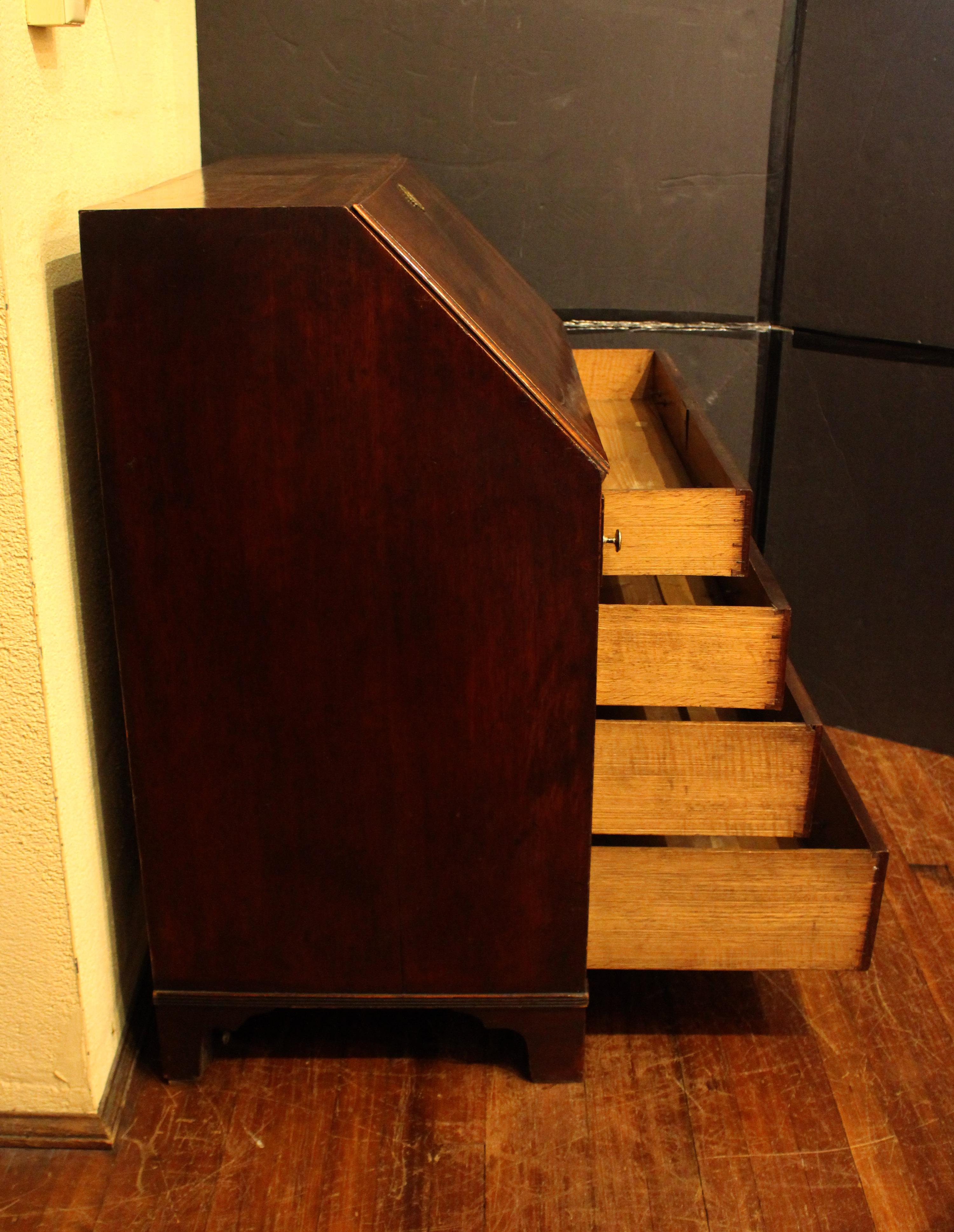 CIRCA 1780-1800 George III. Schräge Front Bureau oder Schreibtisch (Holz) im Angebot