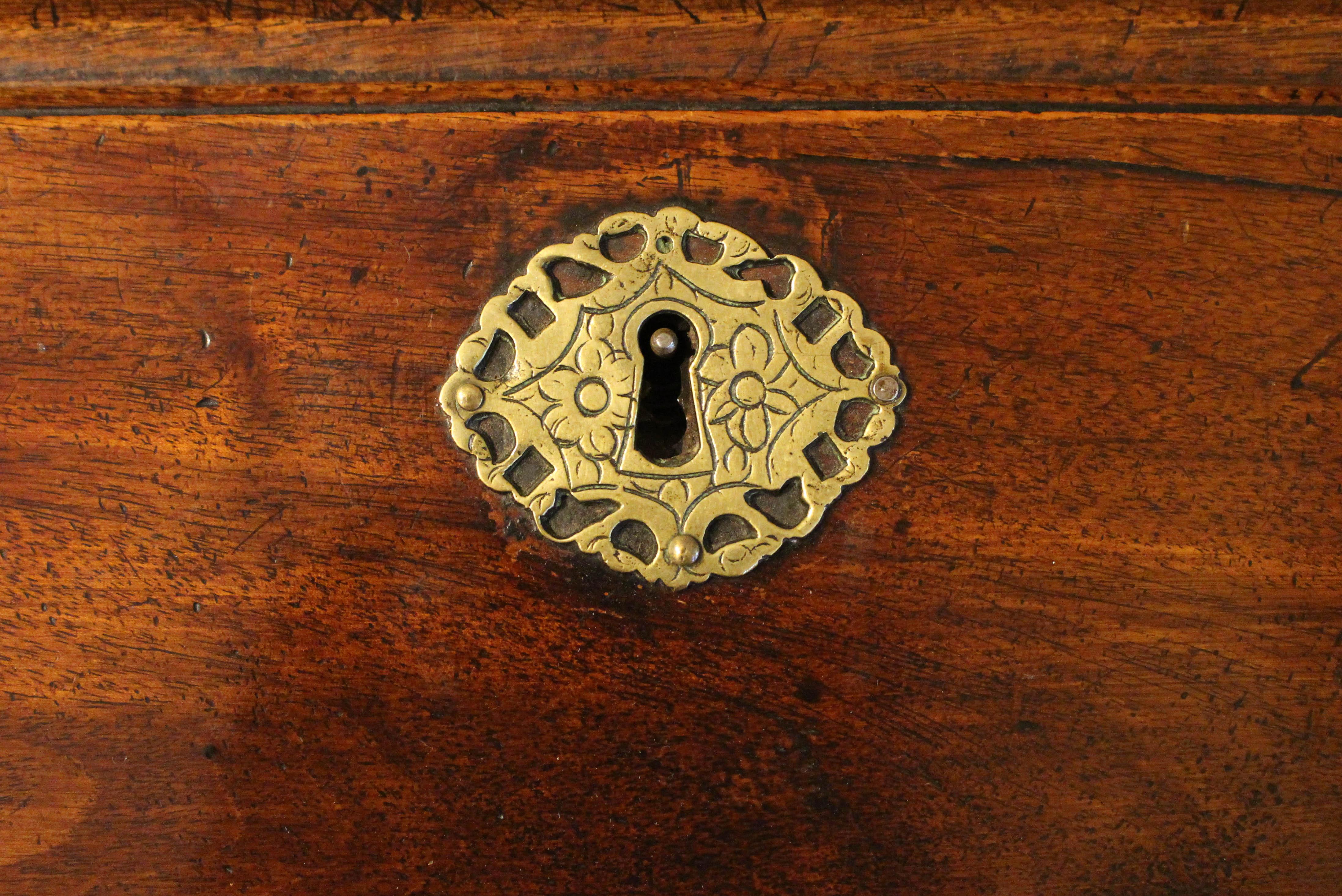 CIRCA 1780-1800 George III. Schräge Front Bureau oder Schreibtisch im Angebot 1