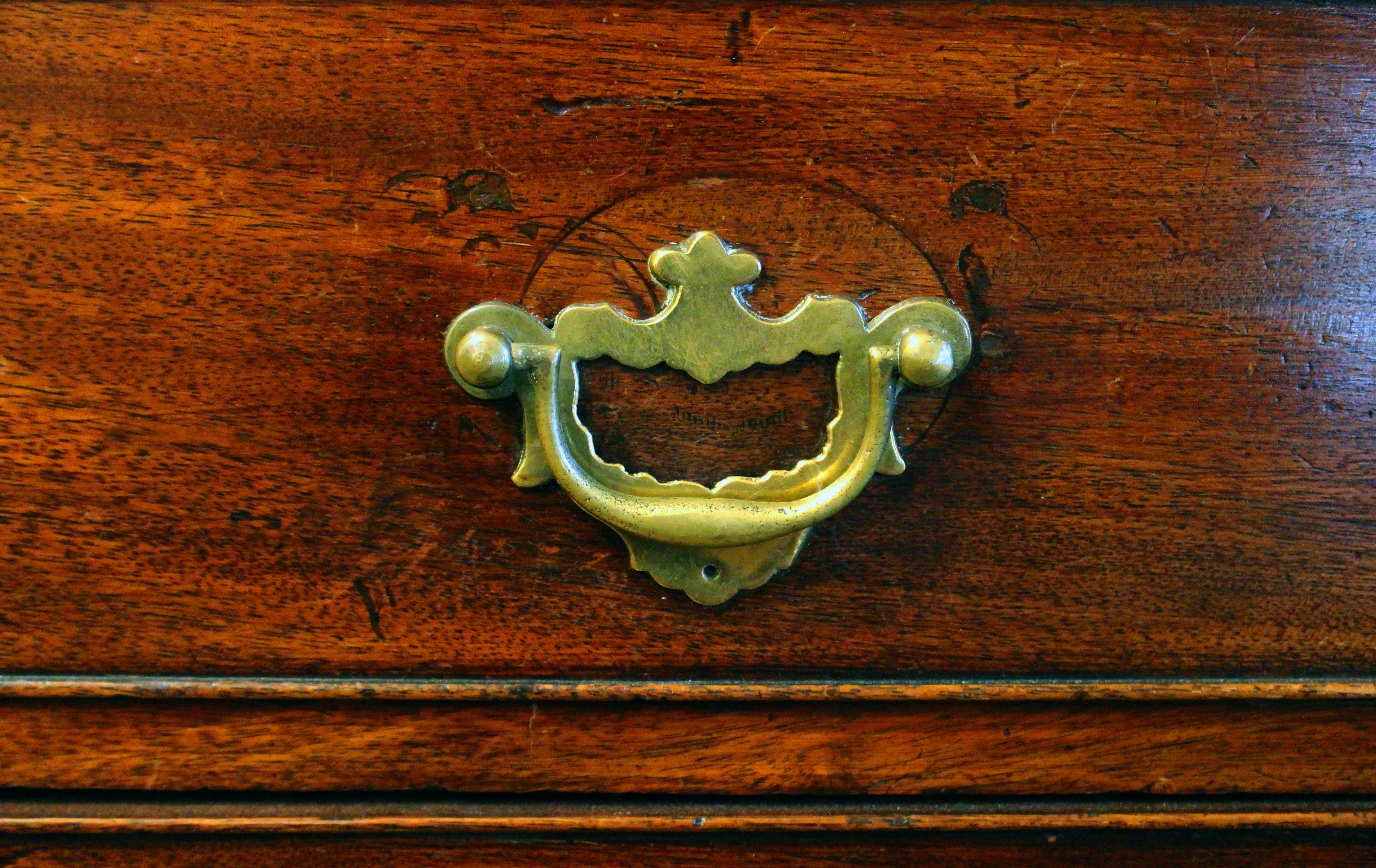 CIRCA 1780-1800 George III. Schräge Front Bureau oder Schreibtisch im Angebot 3