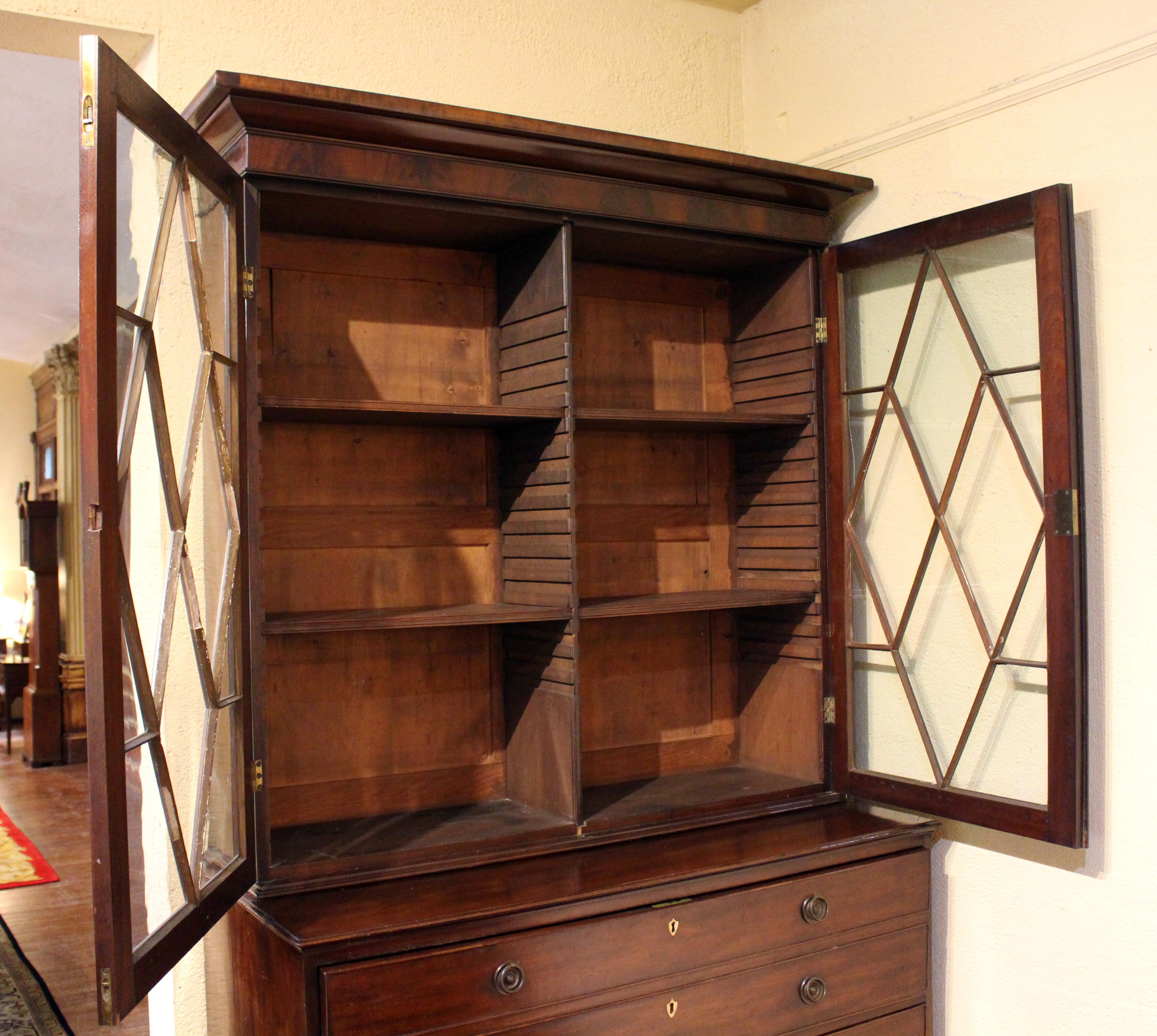 Circa 1780-1800 Georgian Secretaire Bookcase In Good Condition For Sale In Chapel Hill, NC