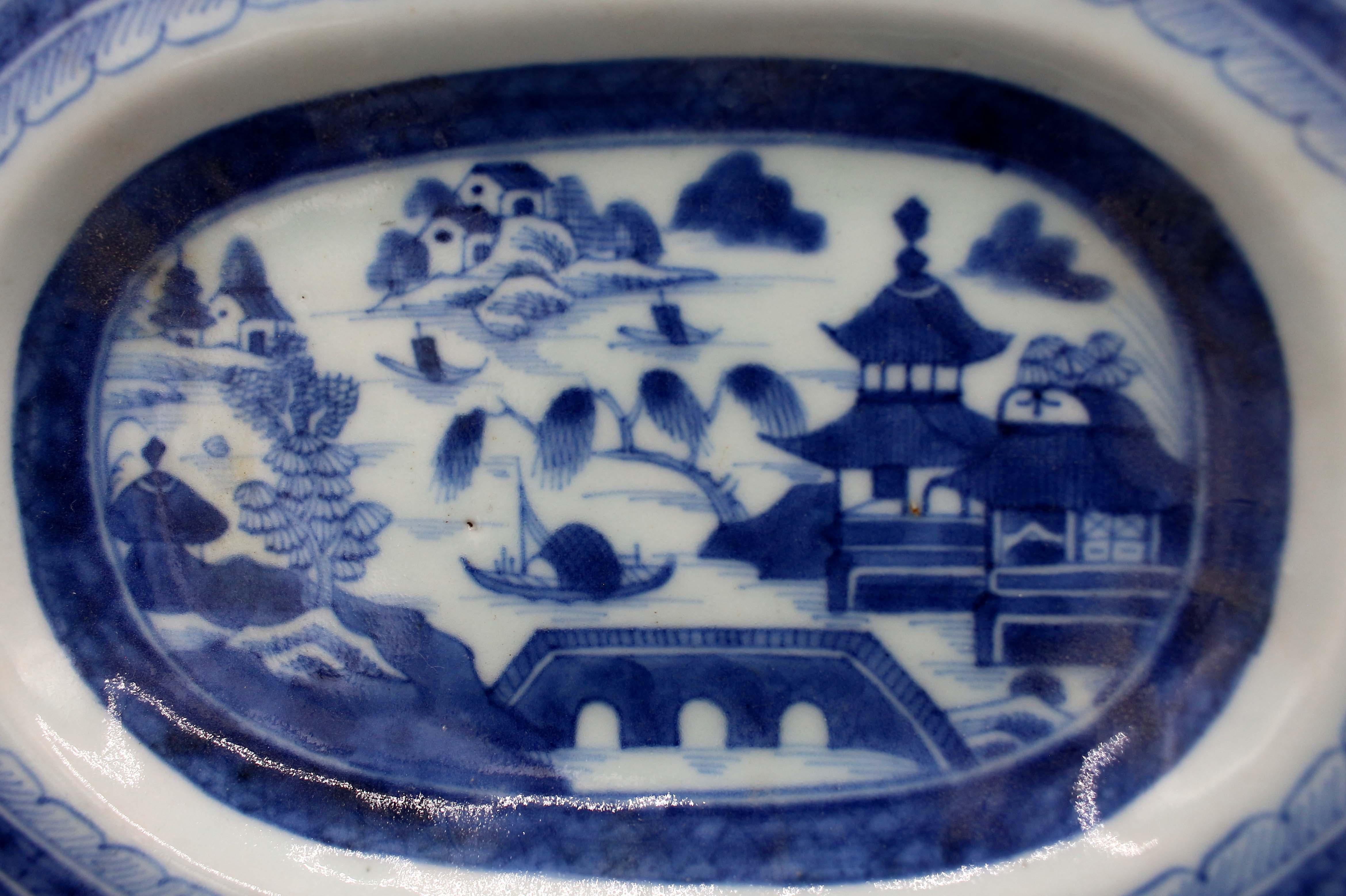 XVIIIe siècle Vers 1780-1800 Soupière et son Stand, Canton bleu, exportation chinoise