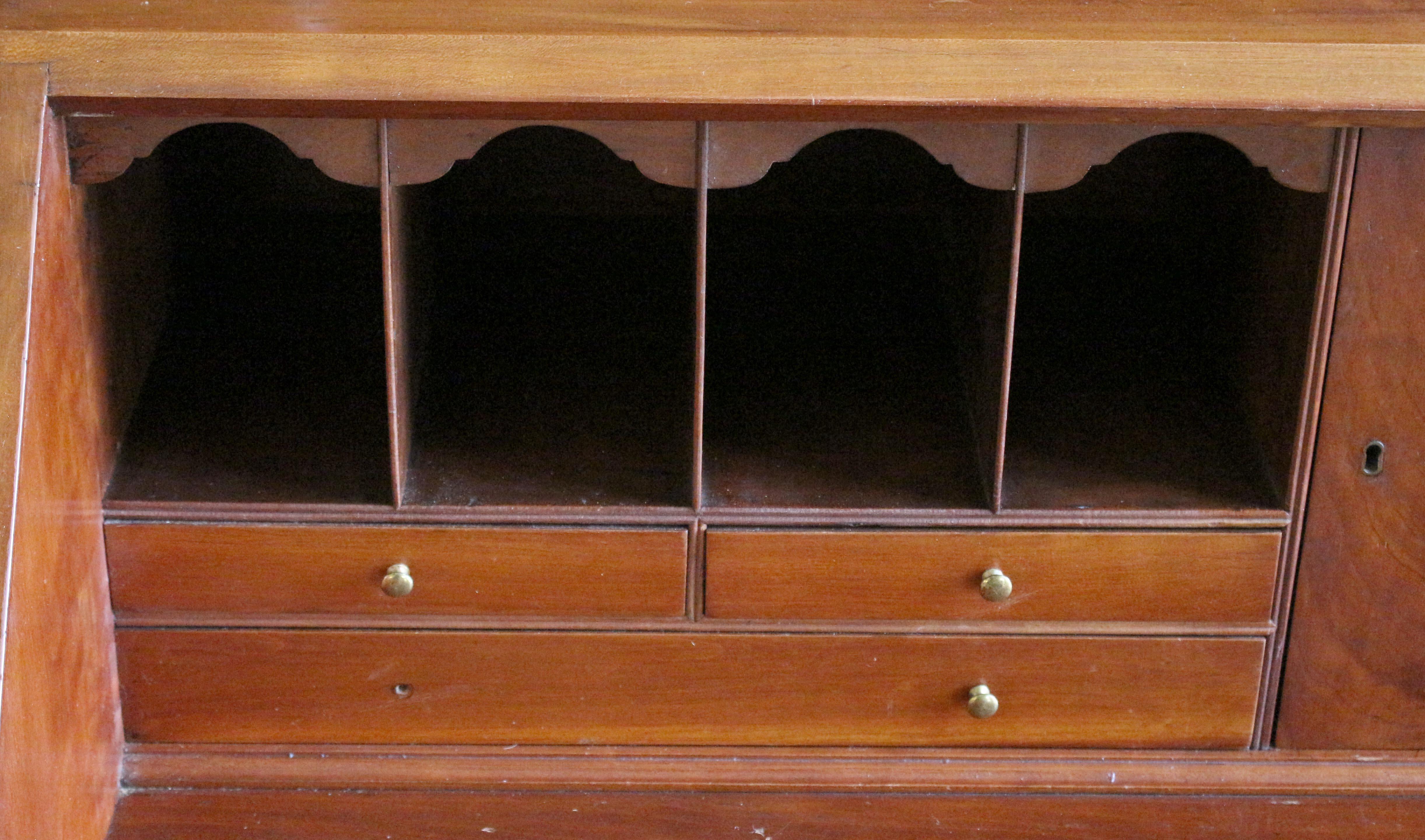 Amerikanischer Schreibtisch mit schräger Front, um 1780-1810 (Holz) im Angebot