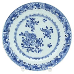 Assiette plate en porcelaine bleue et blanche d'exportation chinoise vers 1780