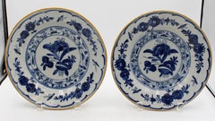 Coppia di piatti da minestra olandesi del 1780 CIRCA, con bordo giallo di Delft e decorazioni blu e bianche