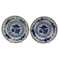 Coppia di piatti da minestra olandesi del 1780 CIRCA, con bordo giallo di Delft e decorazioni blu e bianche
