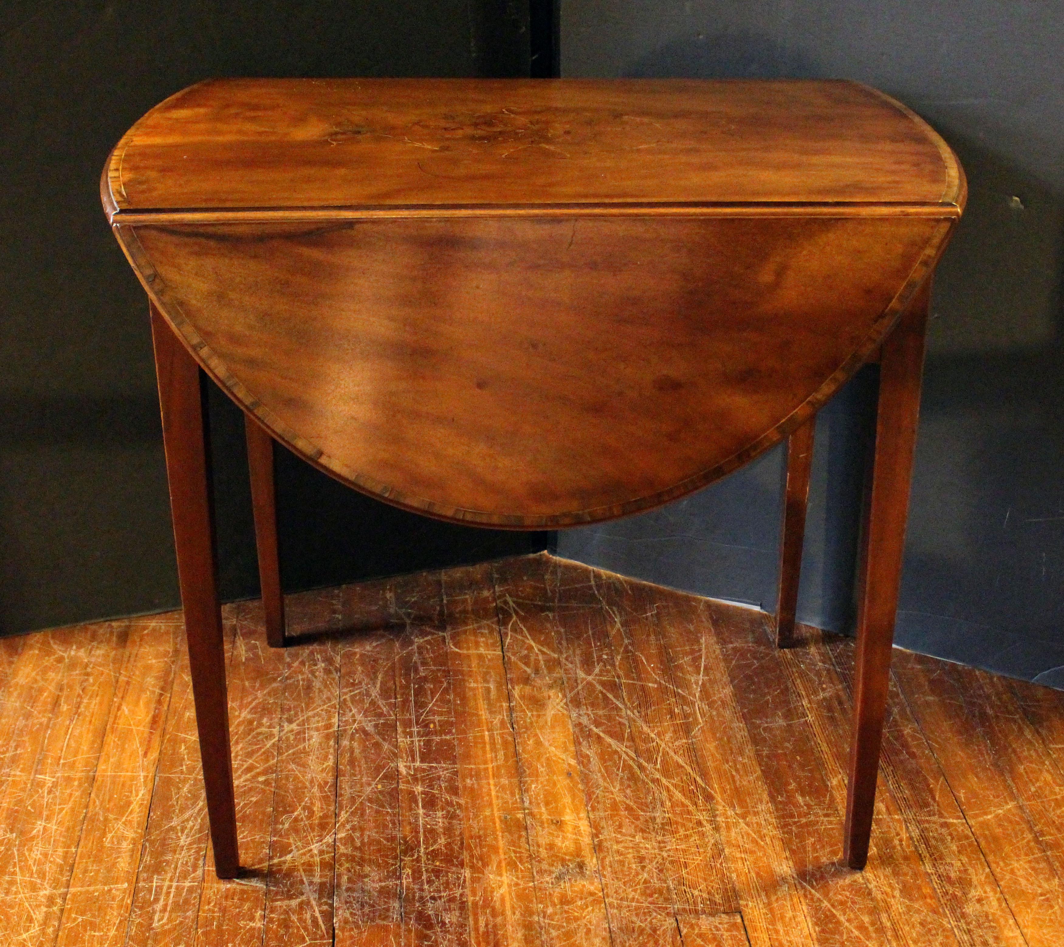 Circa 1780 George III table pembroke marquetée, anglais. Remarquablement élégante avec d'abondantes incrustations fines dans le goût néoclassique. Notez la façon dont les tabliers d'extrémité s'enroulent pour reproduire les courbes du plateau de la