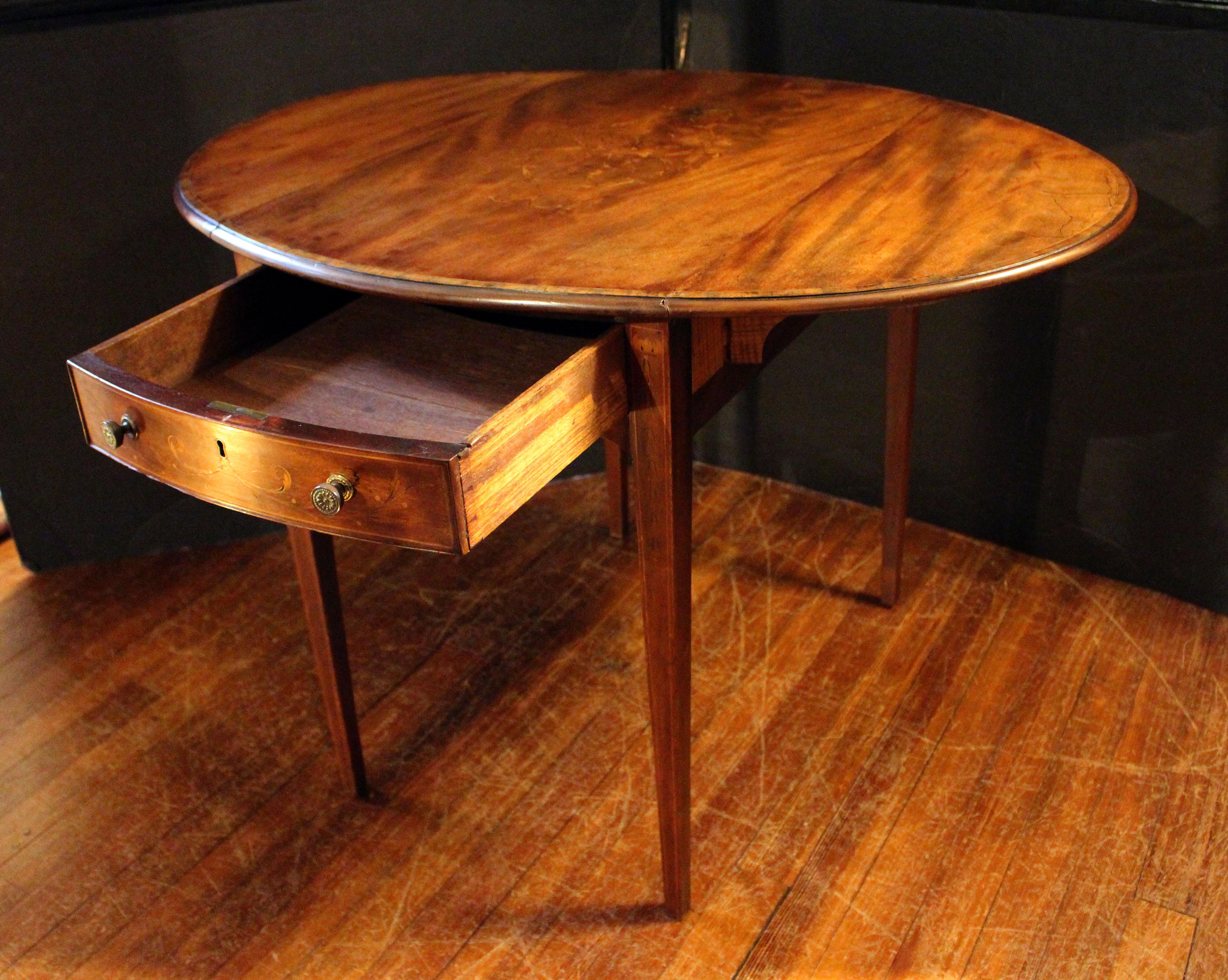 Anglais Table Pembroke incrustée George III anglaise datant d'environ 1780 en vente
