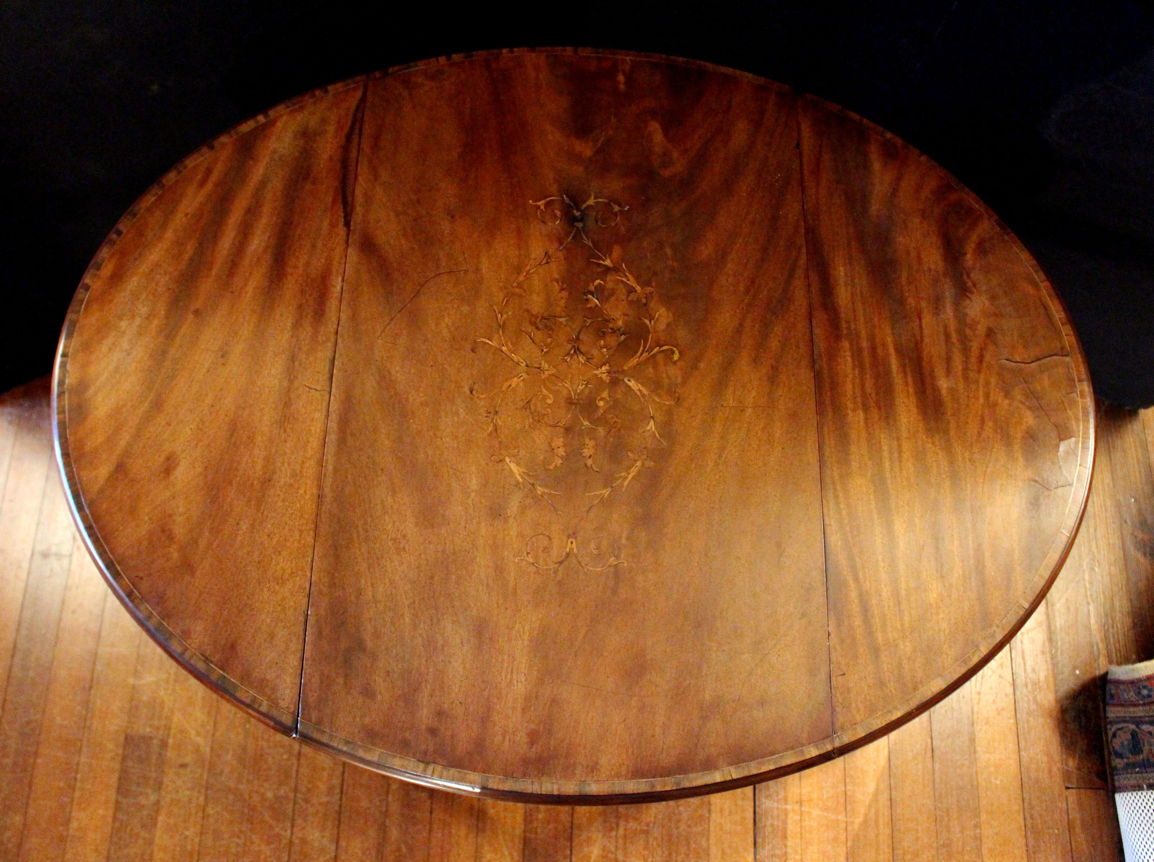 Table Pembroke incrustée George III anglaise datant d'environ 1780 Bon état - En vente à Chapel Hill, NC