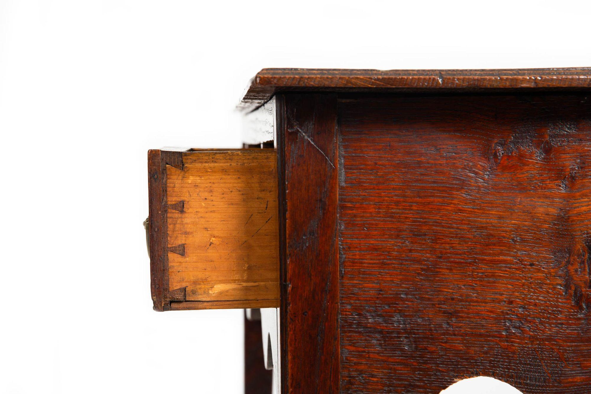 Table à écrire ancienne anglaise George III en chêne patiné datant d'environ 1780 en vente 7