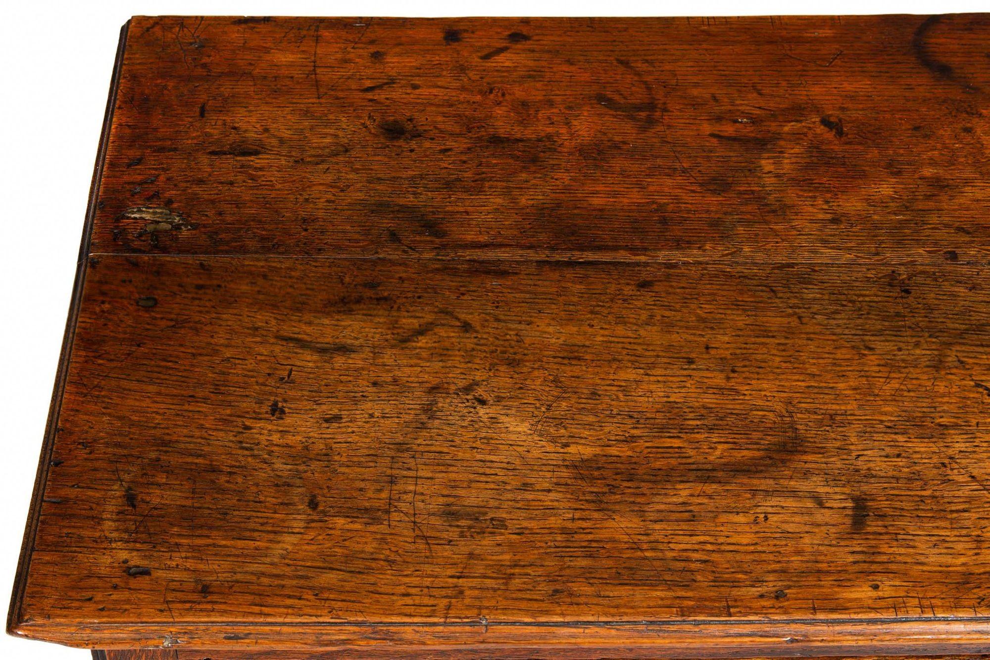 Chêne Table à écrire ancienne anglaise George III en chêne patiné datant d'environ 1780 en vente