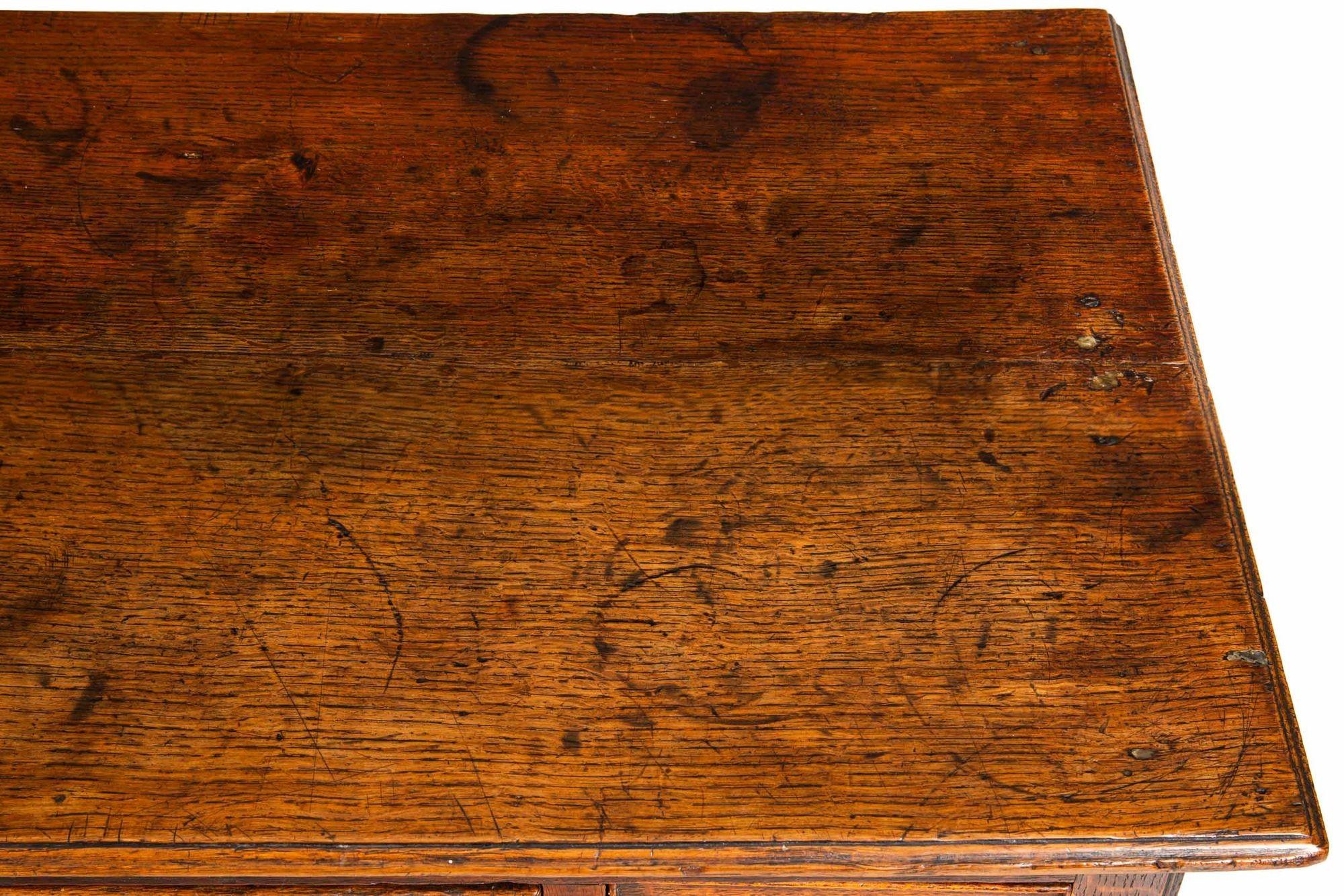 Table à écrire ancienne anglaise George III en chêne patiné datant d'environ 1780 en vente 1
