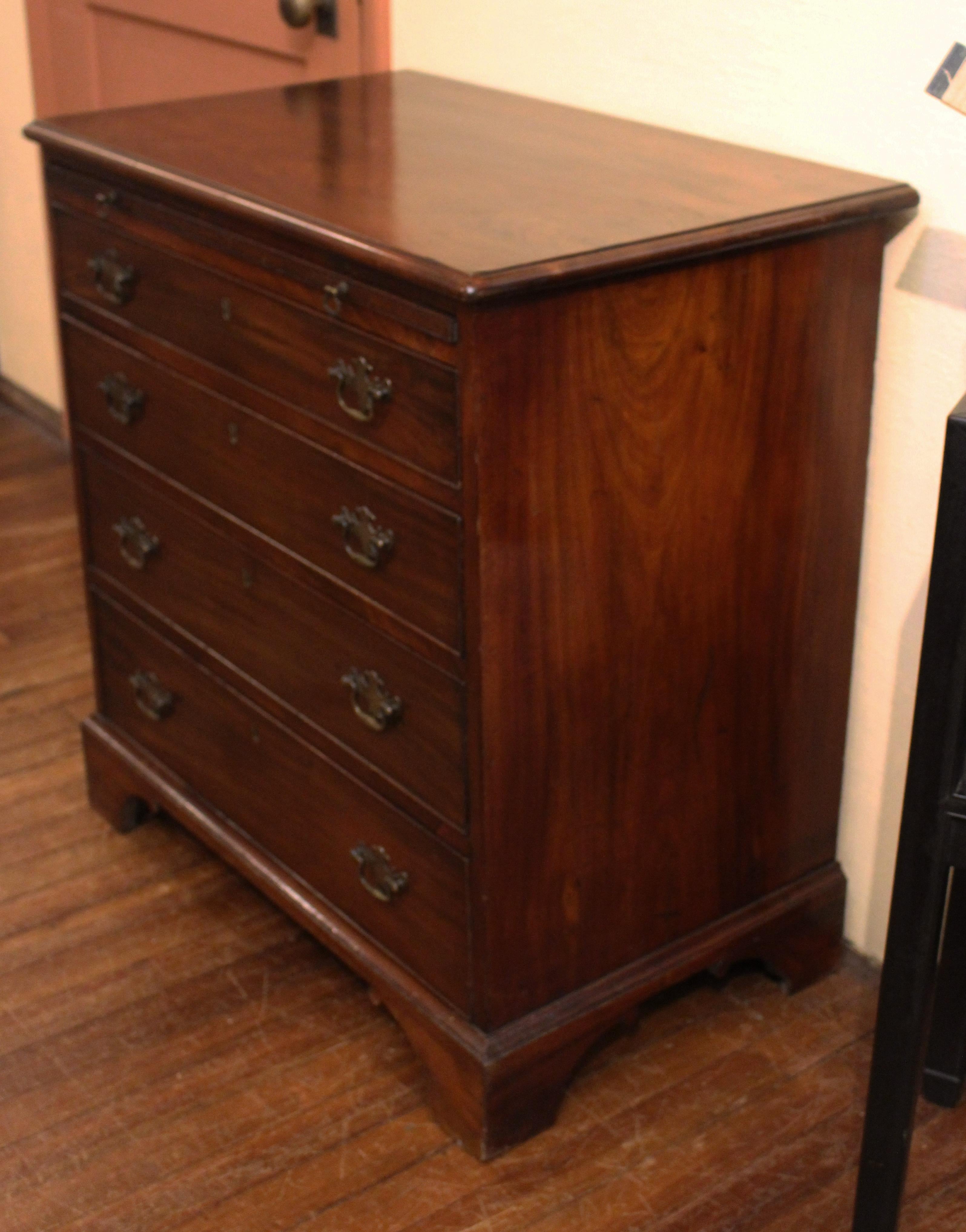 Circa 1780 Four Drawer Bachelor's Chest of Drawers In Good Condition In Chapel Hill, NC