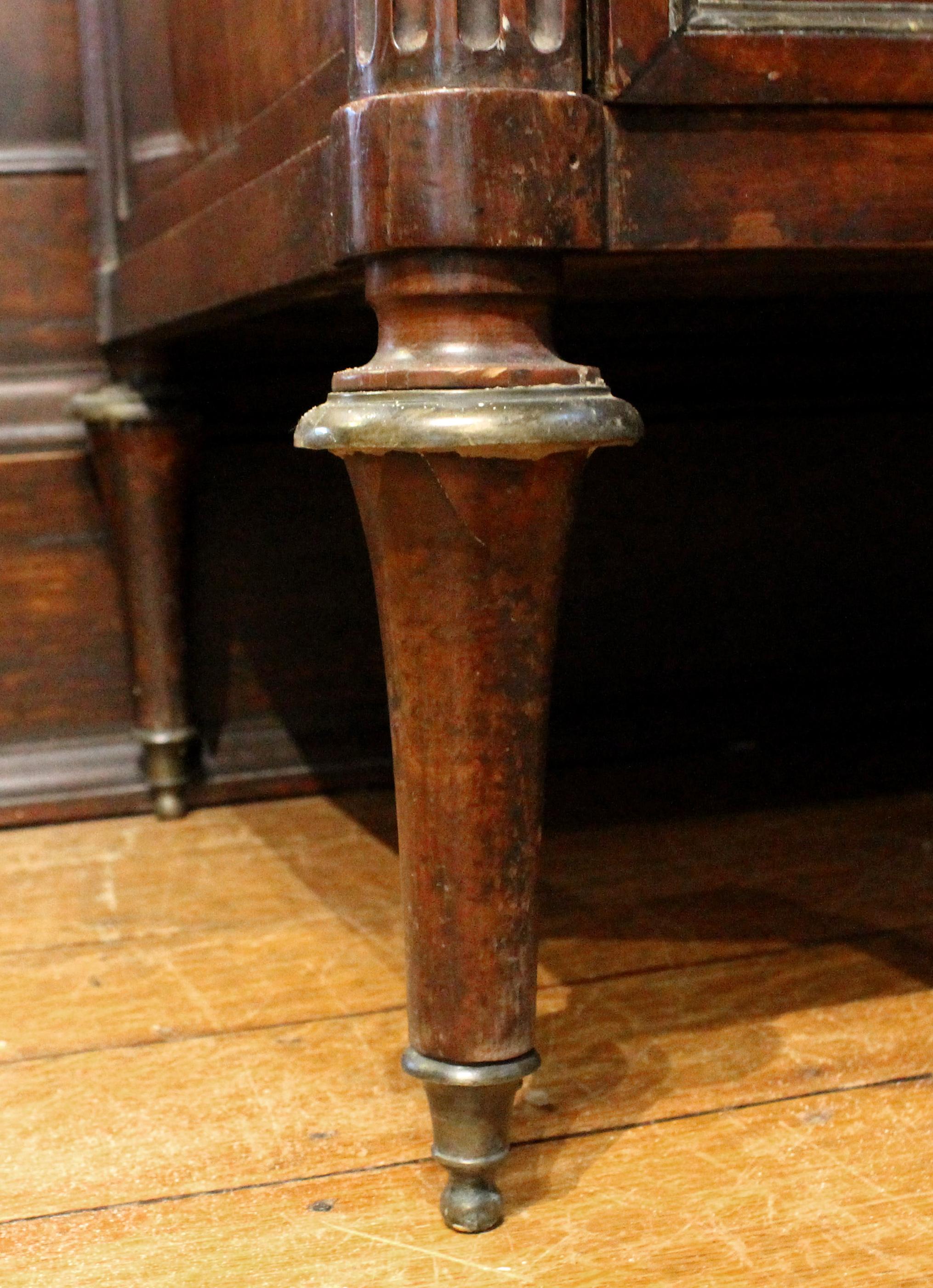 Fine XVIII secolo CIRCA 1780 Commodo francese di epoca Luigi XVI con piano in marmo in vendita