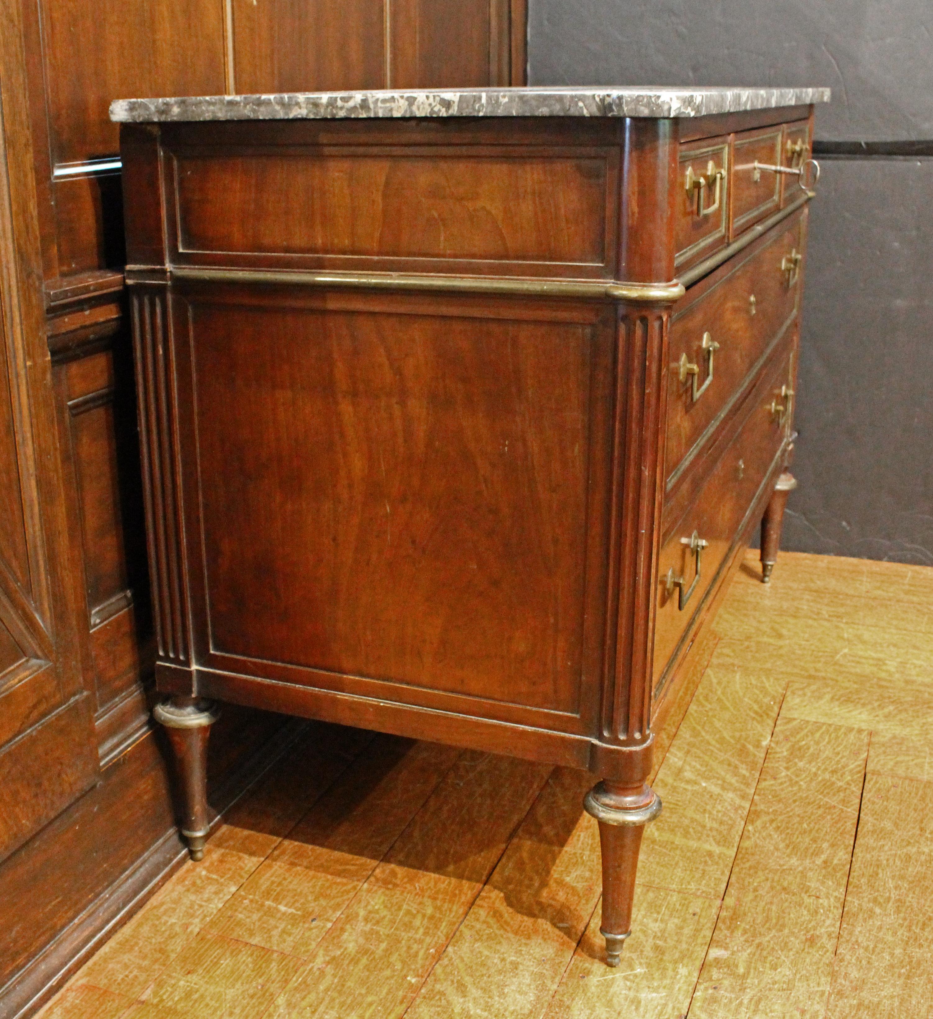 CIRCA 1780 Commodo francese di epoca Luigi XVI con piano in marmo in vendita 2