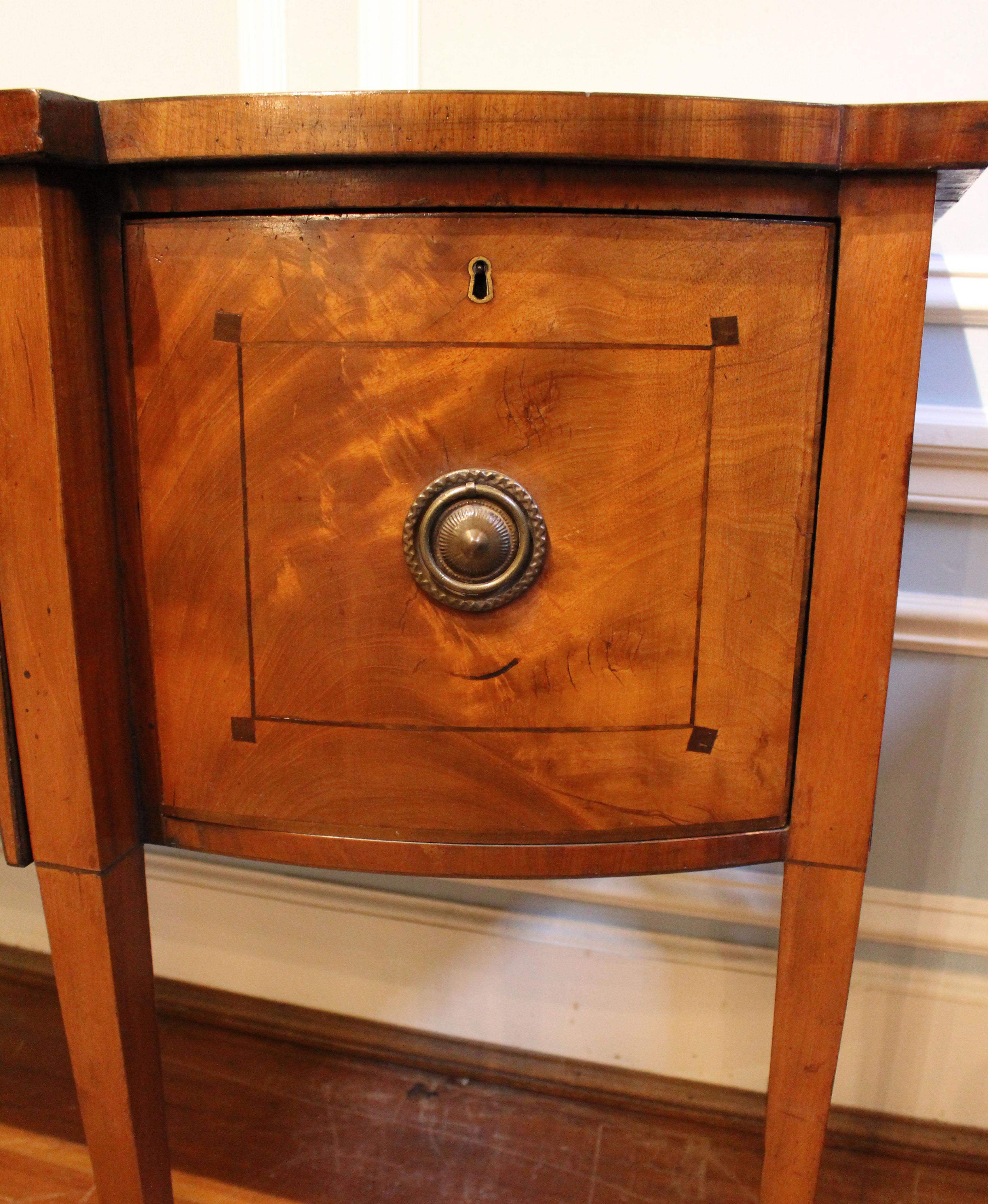 Sideboard mit Bogenfront aus der George-III-Periode, englisch, um 1780 (Holz) im Angebot