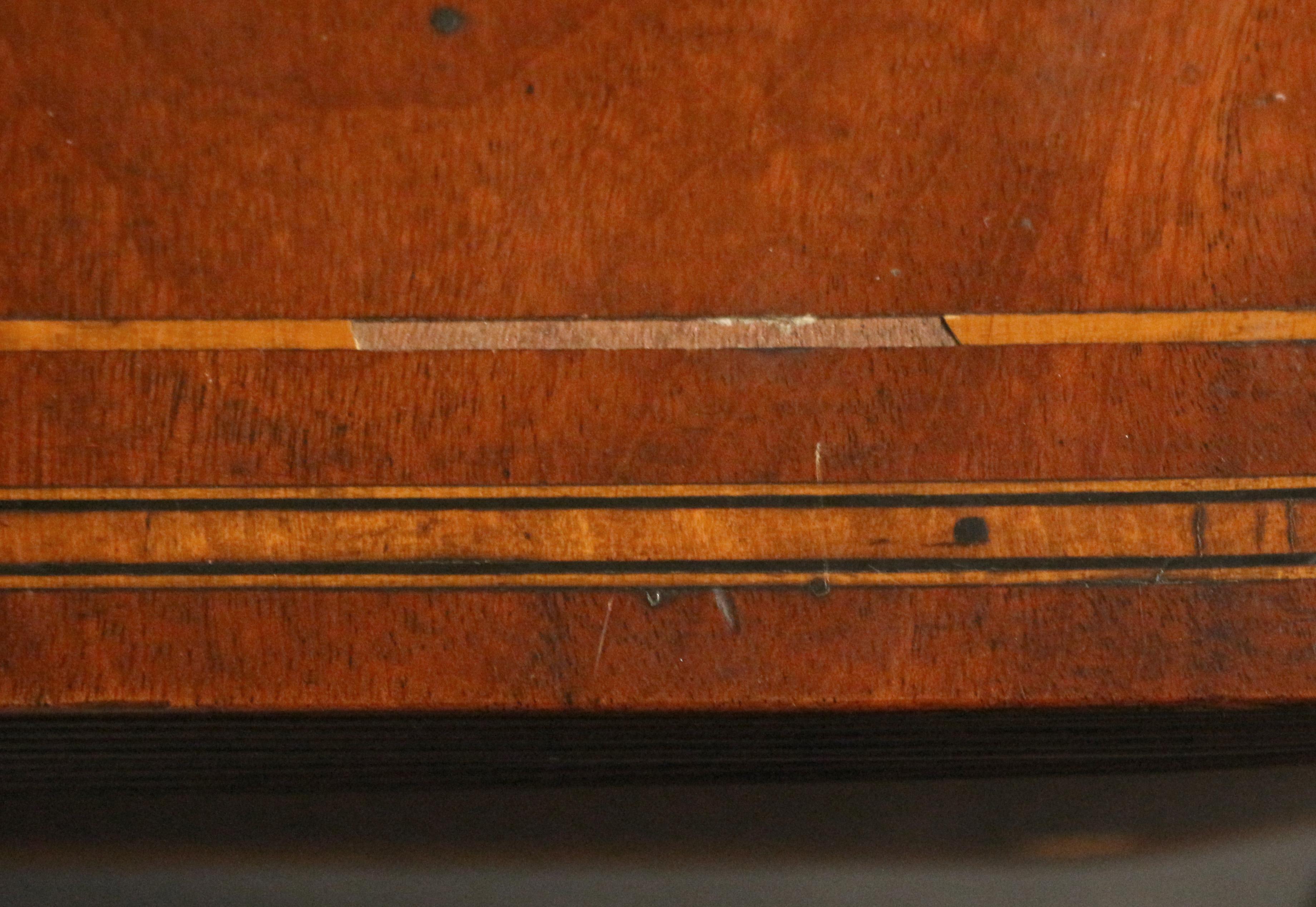 Table à thé anglaise George III datant d'environ 1780 en vente 5