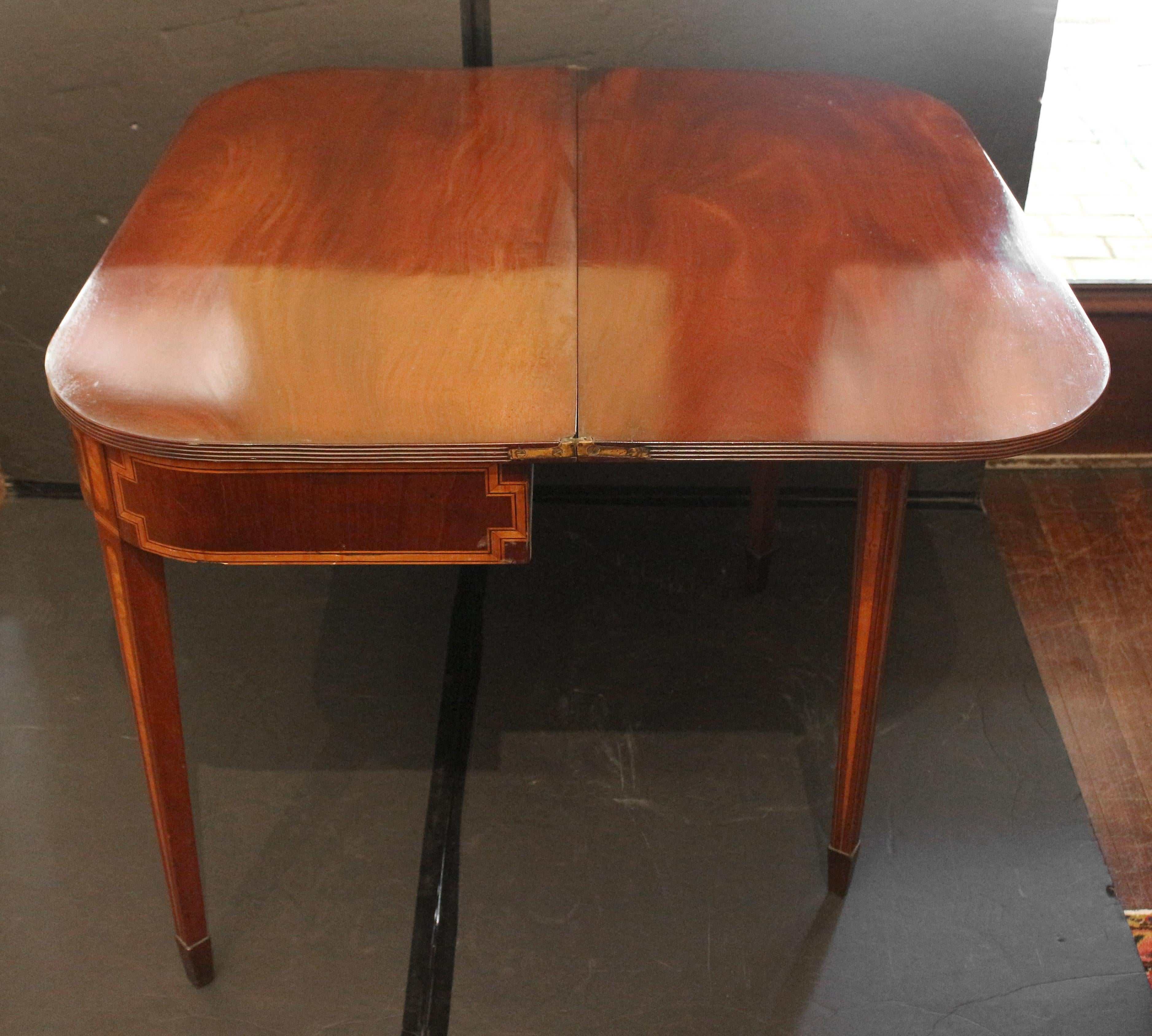 Bois Table à thé anglaise George III datant d'environ 1780 en vente
