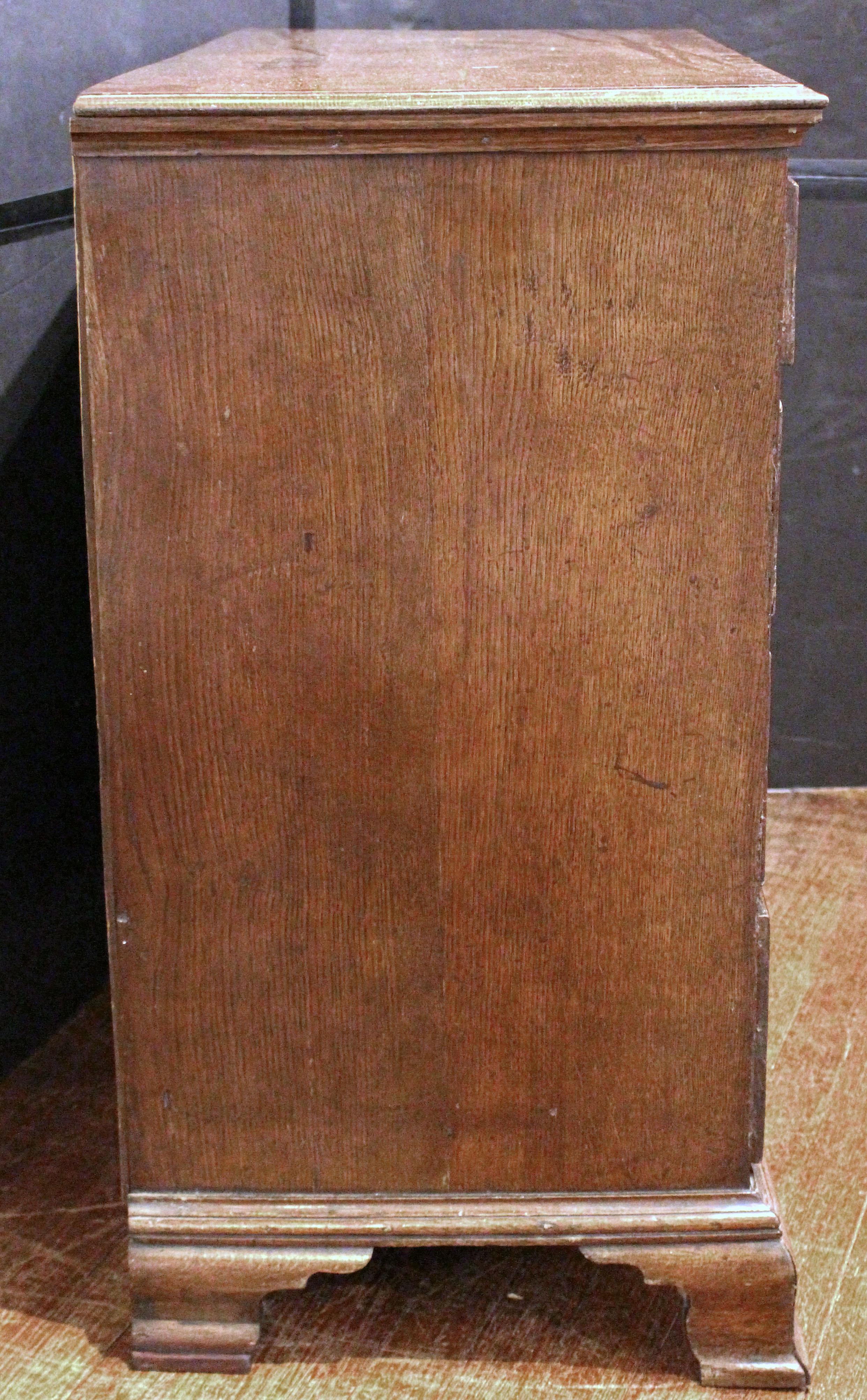 Cassettiera di campagna del periodo Giorgio III, inglese, 1780 circa. Oak con fasce incrociate in mogano; legno secondario in frassino. Un pezzo di campagna del nord. 2 cassetti corti e 3 lunghi. Sollevato su piedi a staffa ogivale originali.