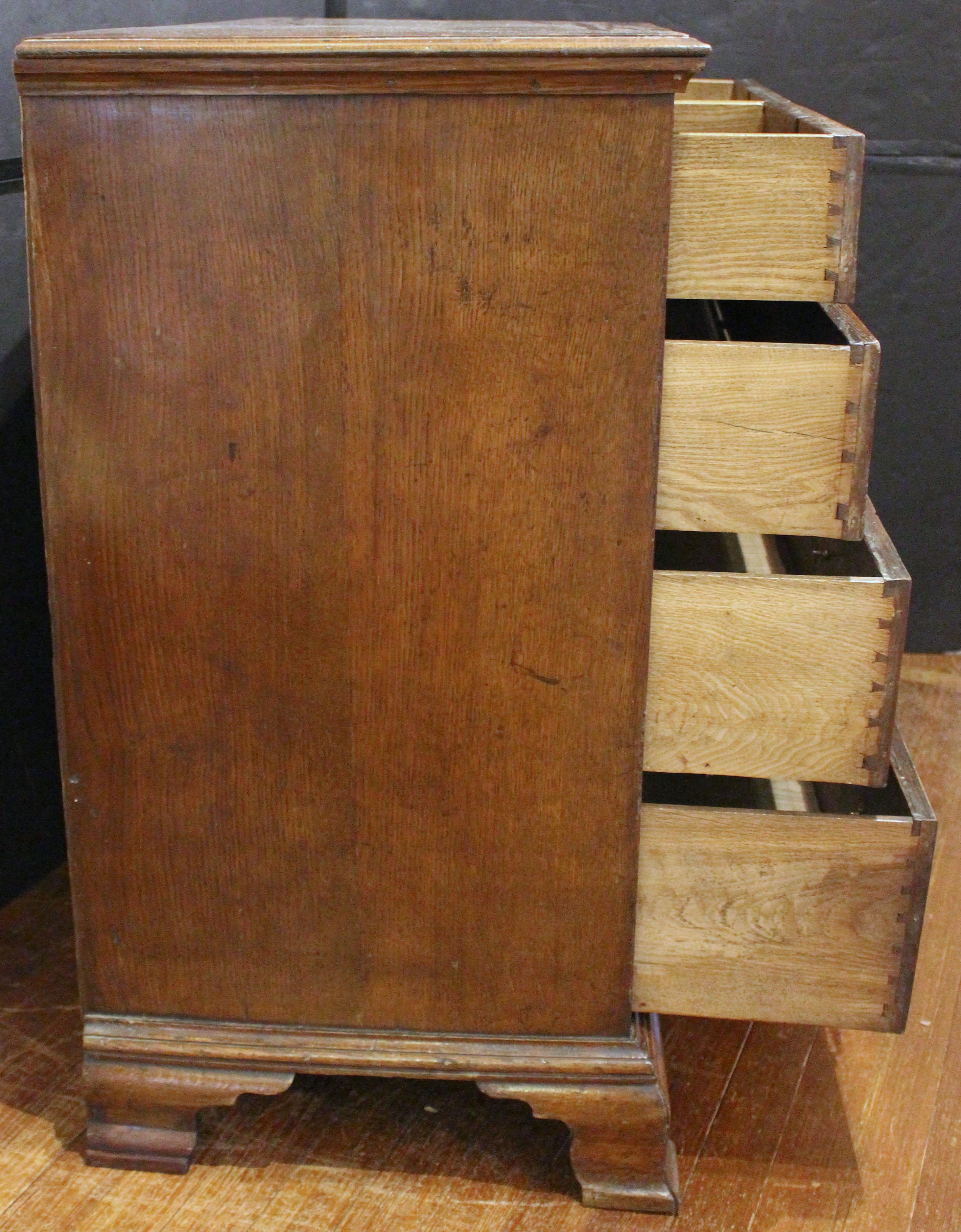 Inglese Cassettiera di campagna inglese del periodo Giorgio III (CIRCA 1780) in vendita