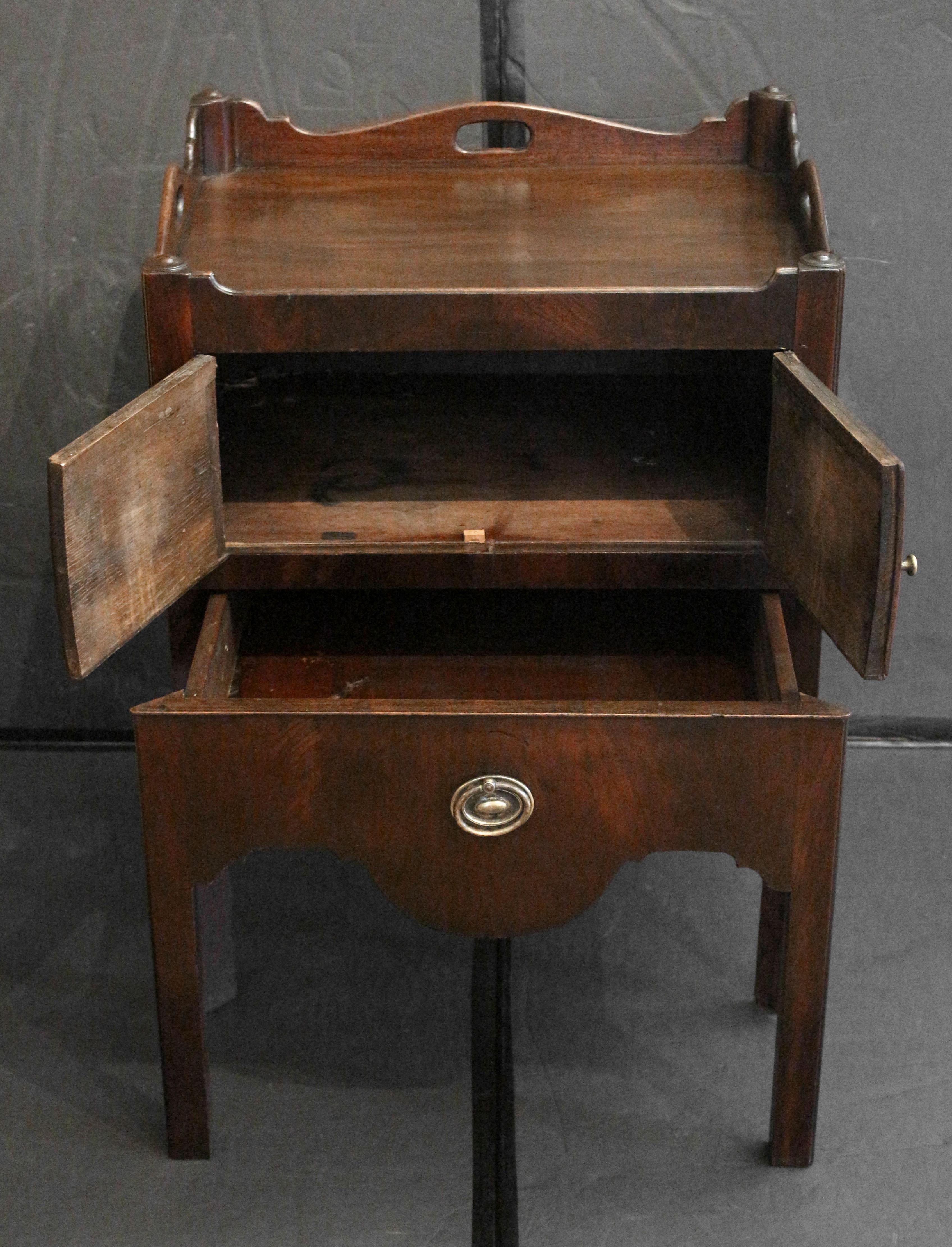 Circa 1780 Table d'appoint à plateau d'époque George III, anglaise. A l'origine, il s'agissait d'une pièce de chevet pour une commode. Armoire sur tiroir avec pieds attachés. Elle se distingue par une galerie ondulée, un tablier avant de forme