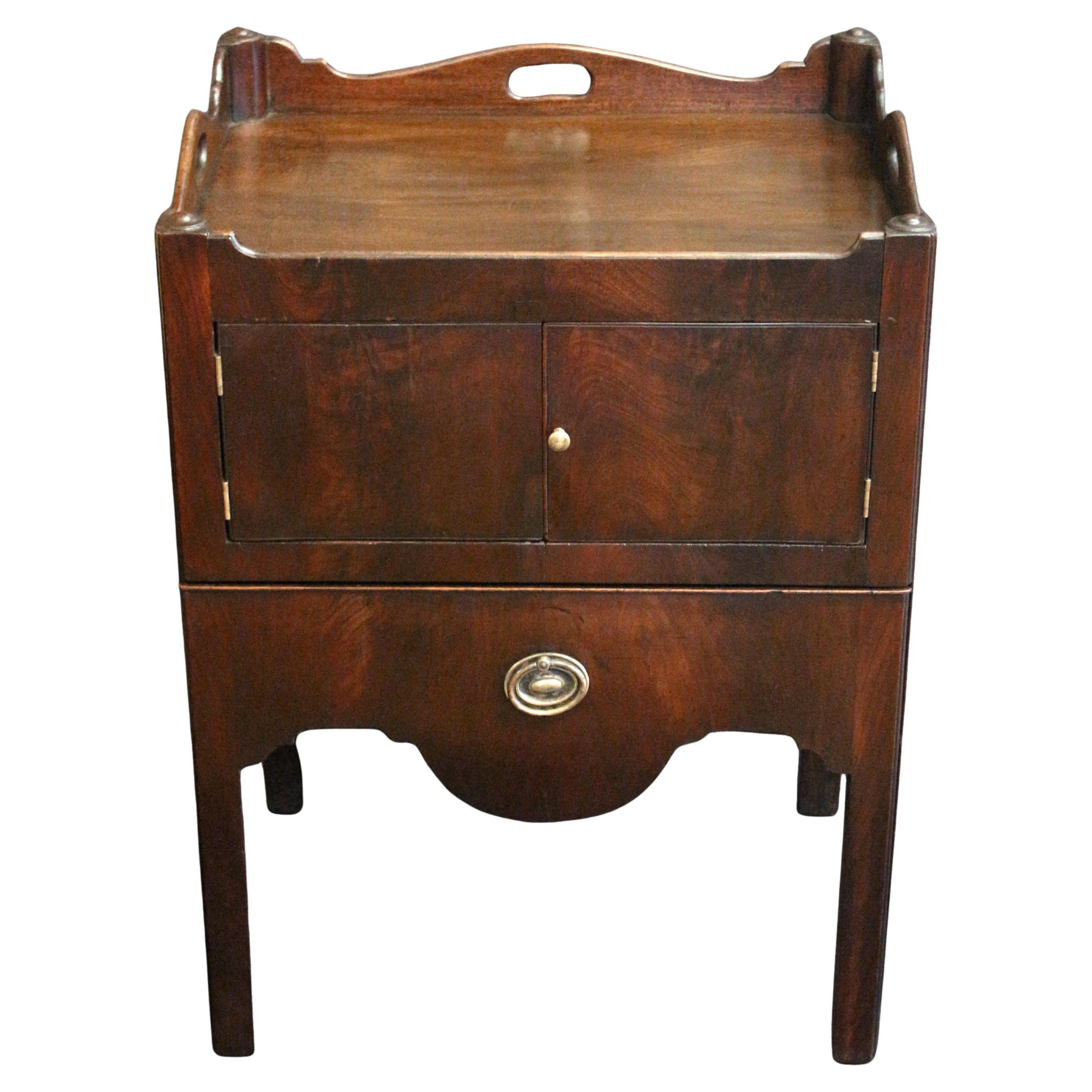 Tavolino inglese con piano a vassoio del periodo Giorgio III (CIRCA 1780)