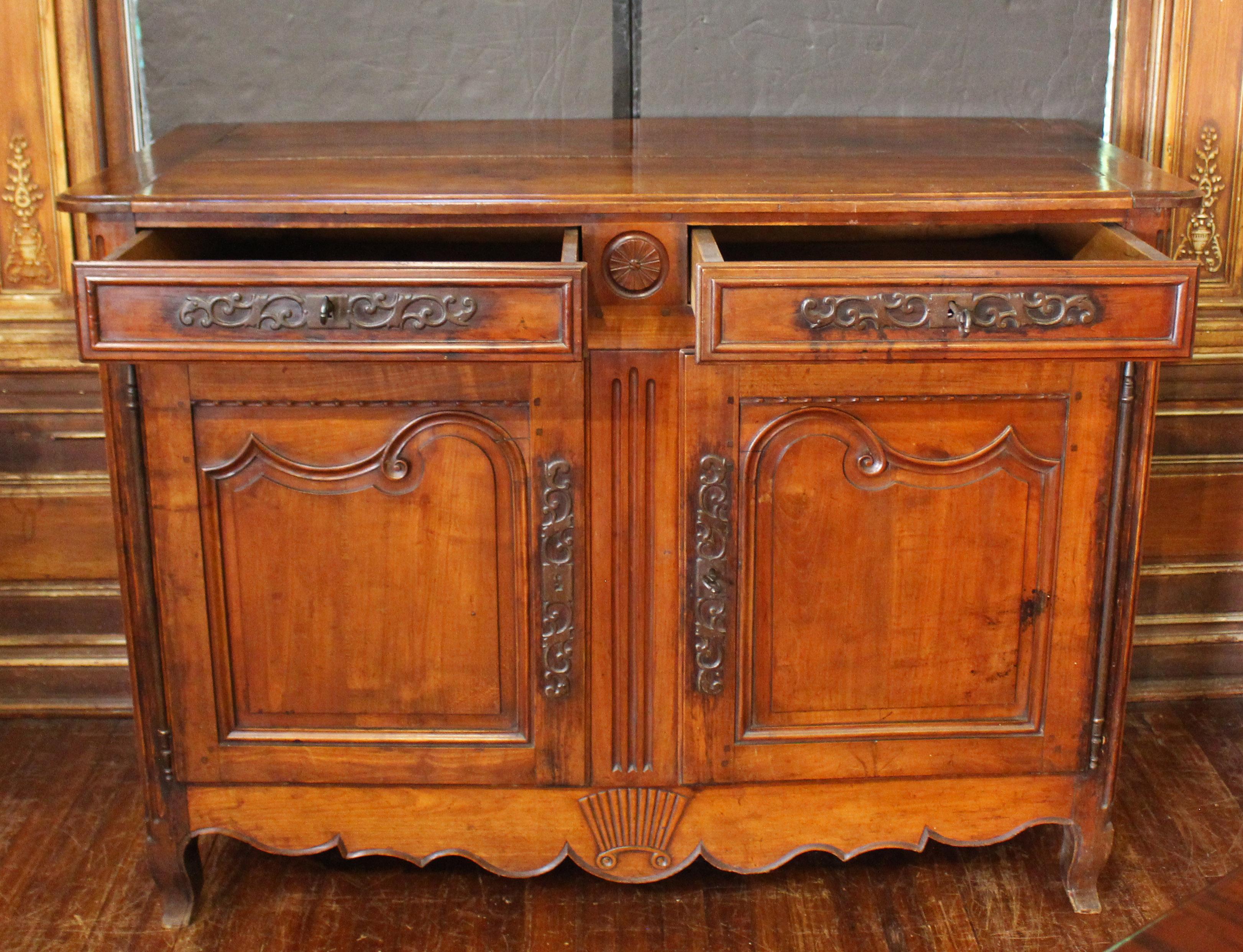 Francese Circa 1780 Periodo Luigi XVI Buffet di campagna francese in vendita