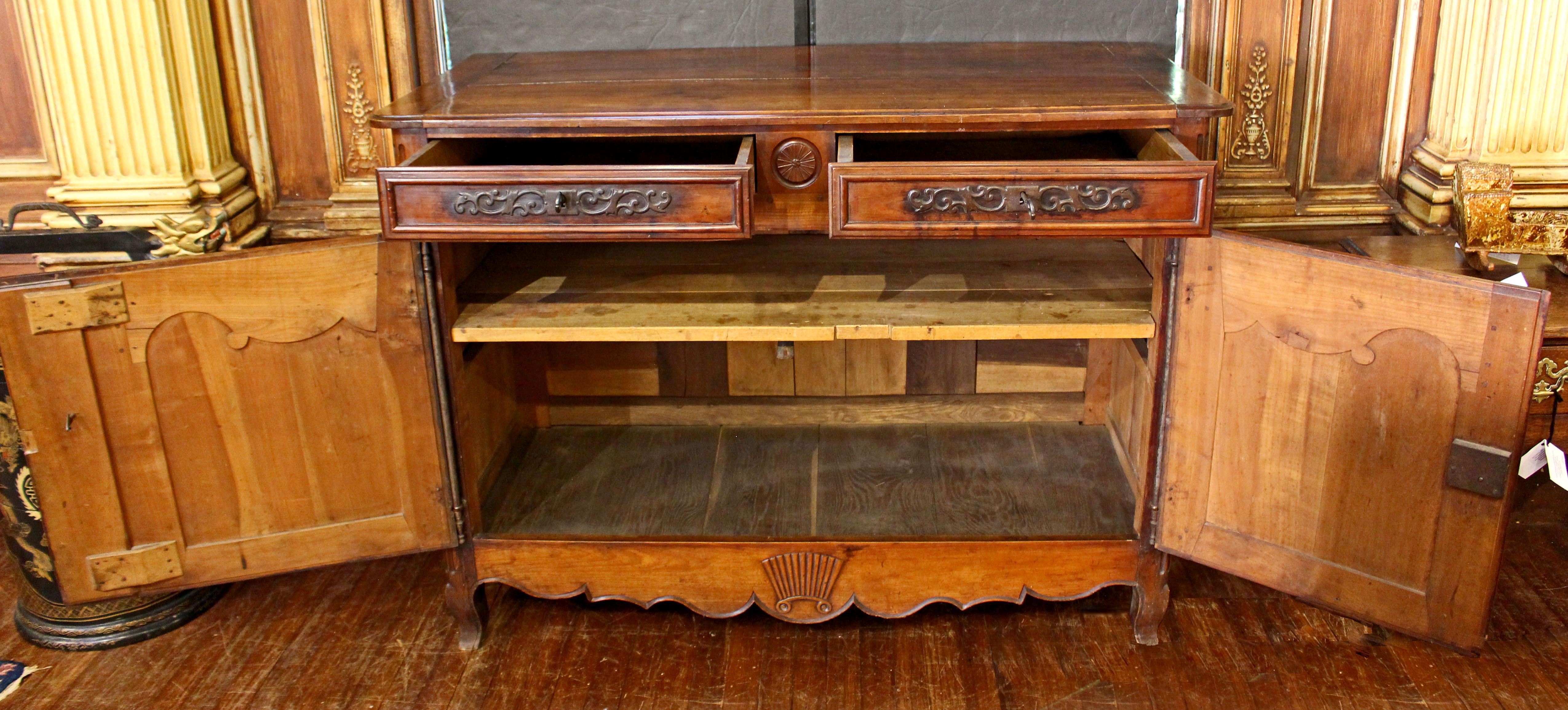 Intagliato Circa 1780 Periodo Luigi XVI Buffet di campagna francese in vendita