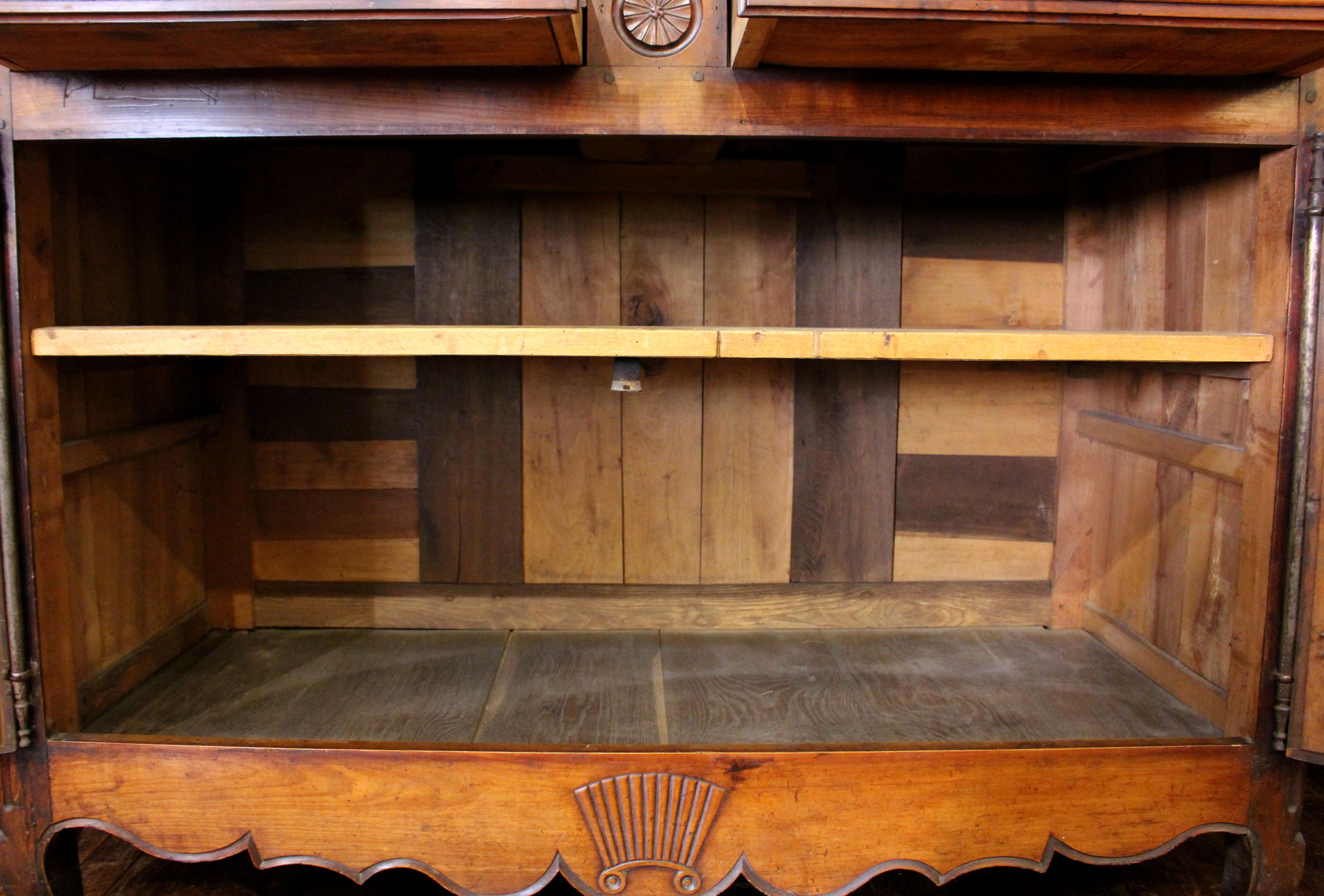 Circa 1780 Periodo Luigi XVI Buffet di campagna francese In condizioni buone in vendita a Chapel Hill, NC