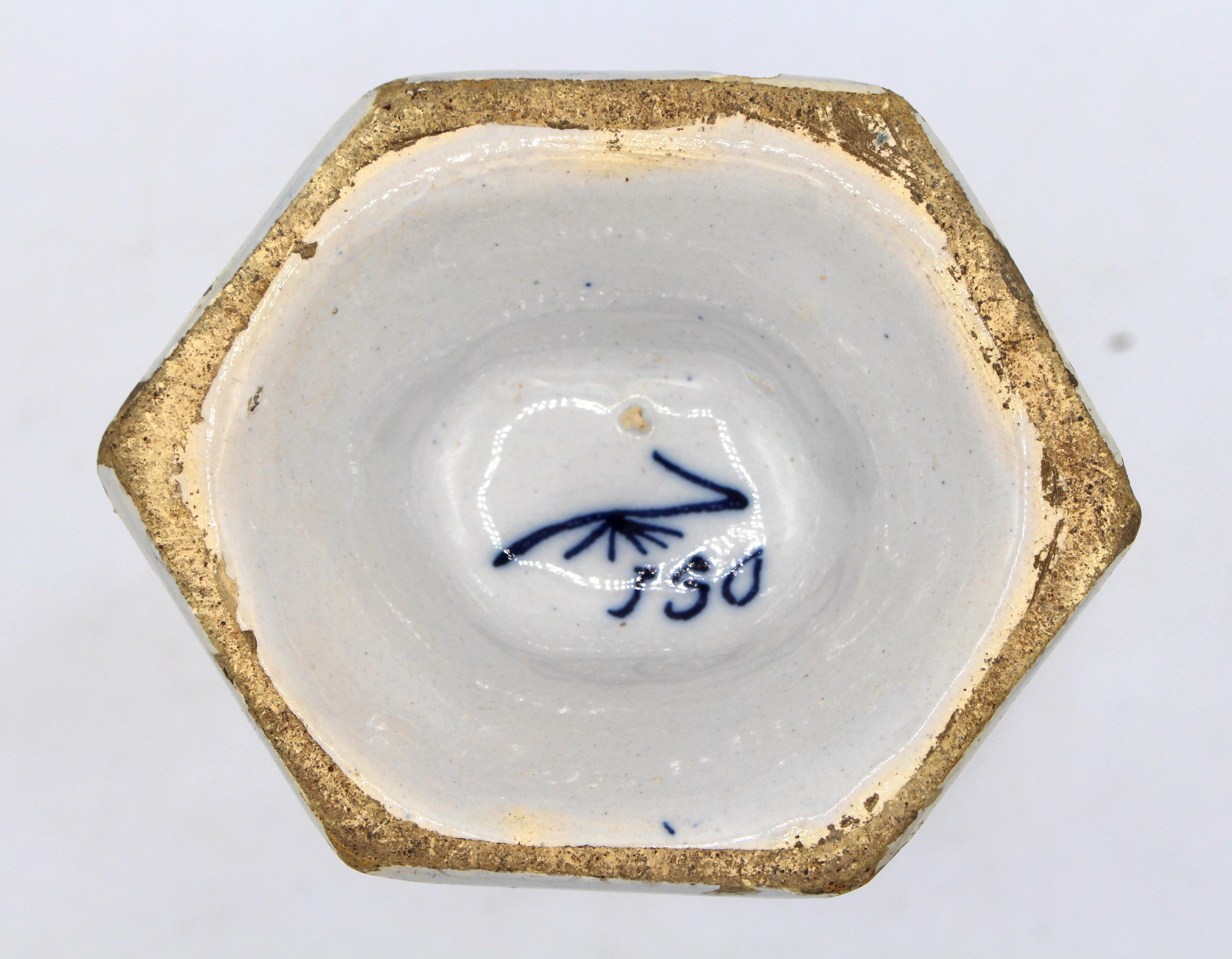 Circa 1780 Pareja de jarrones de vidrio azul y blanco de Delft Movimiento estético en venta