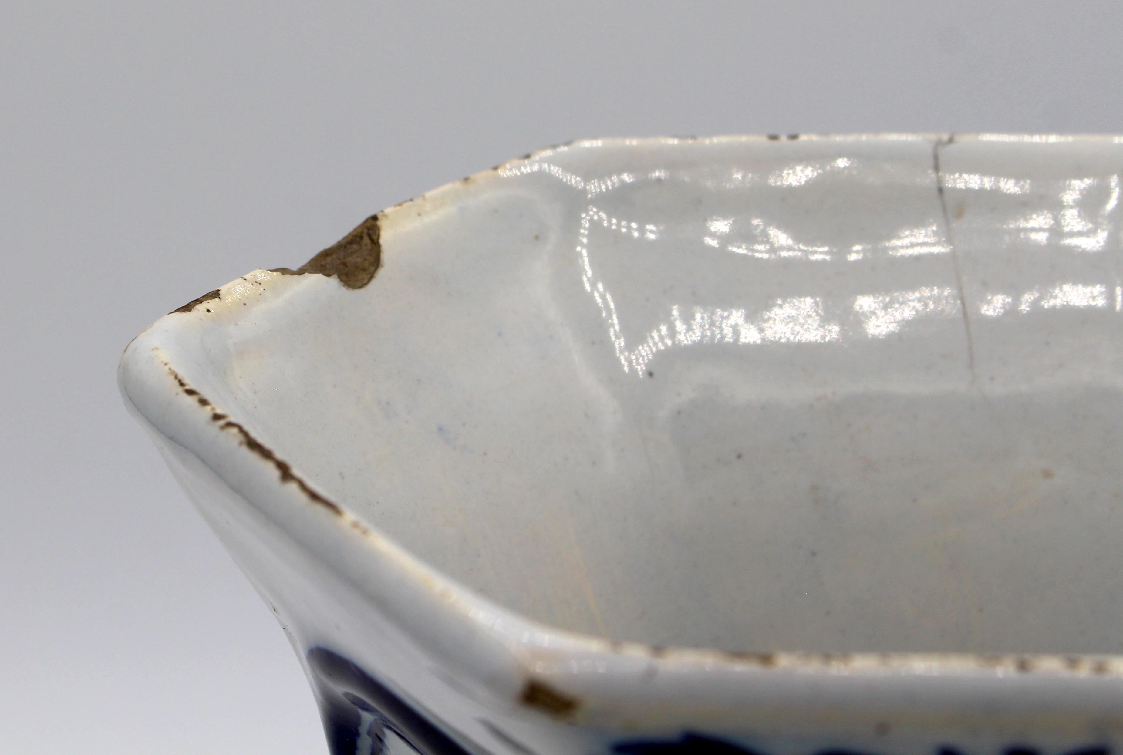 Circa 1780 Pareja de jarrones de vidrio azul y blanco de Delft Holandés en venta