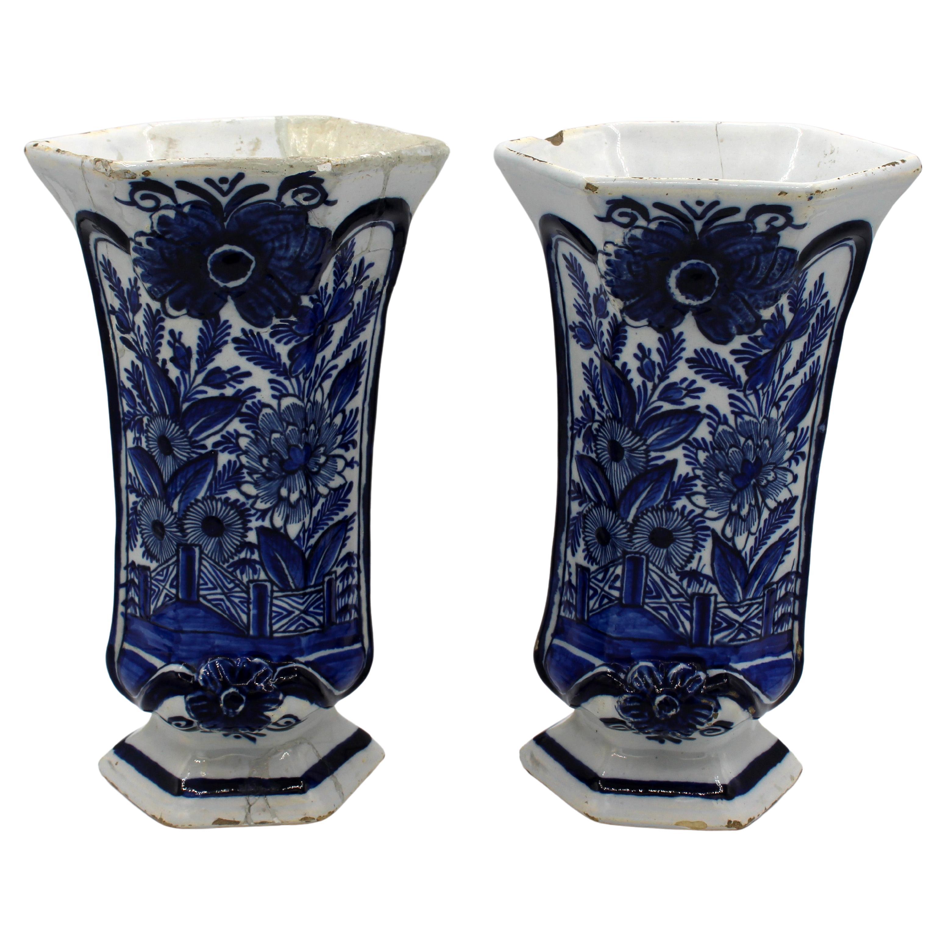 Circa 1780 Pareja de jarrones de vidrio azul y blanco de Delft en venta