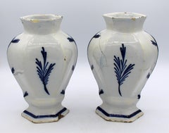 Circa 1780 Pareja de jarrones de guarnición azul y blanco de Delft