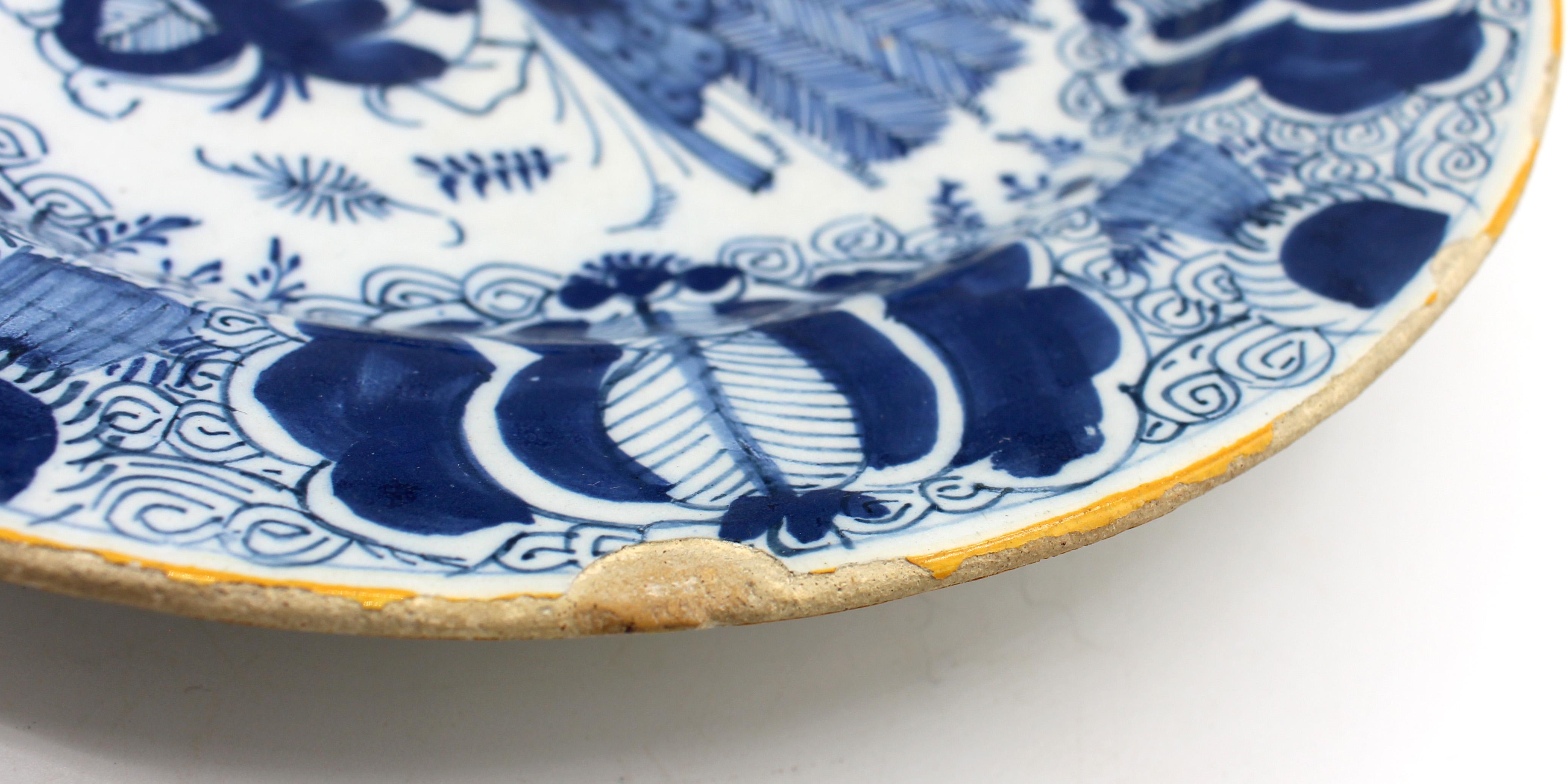 Circa 1780 Pair of Delft Blue & White Large Chop Plates or Chargers en Bueno estado para la venta en Chapel Hill, NC