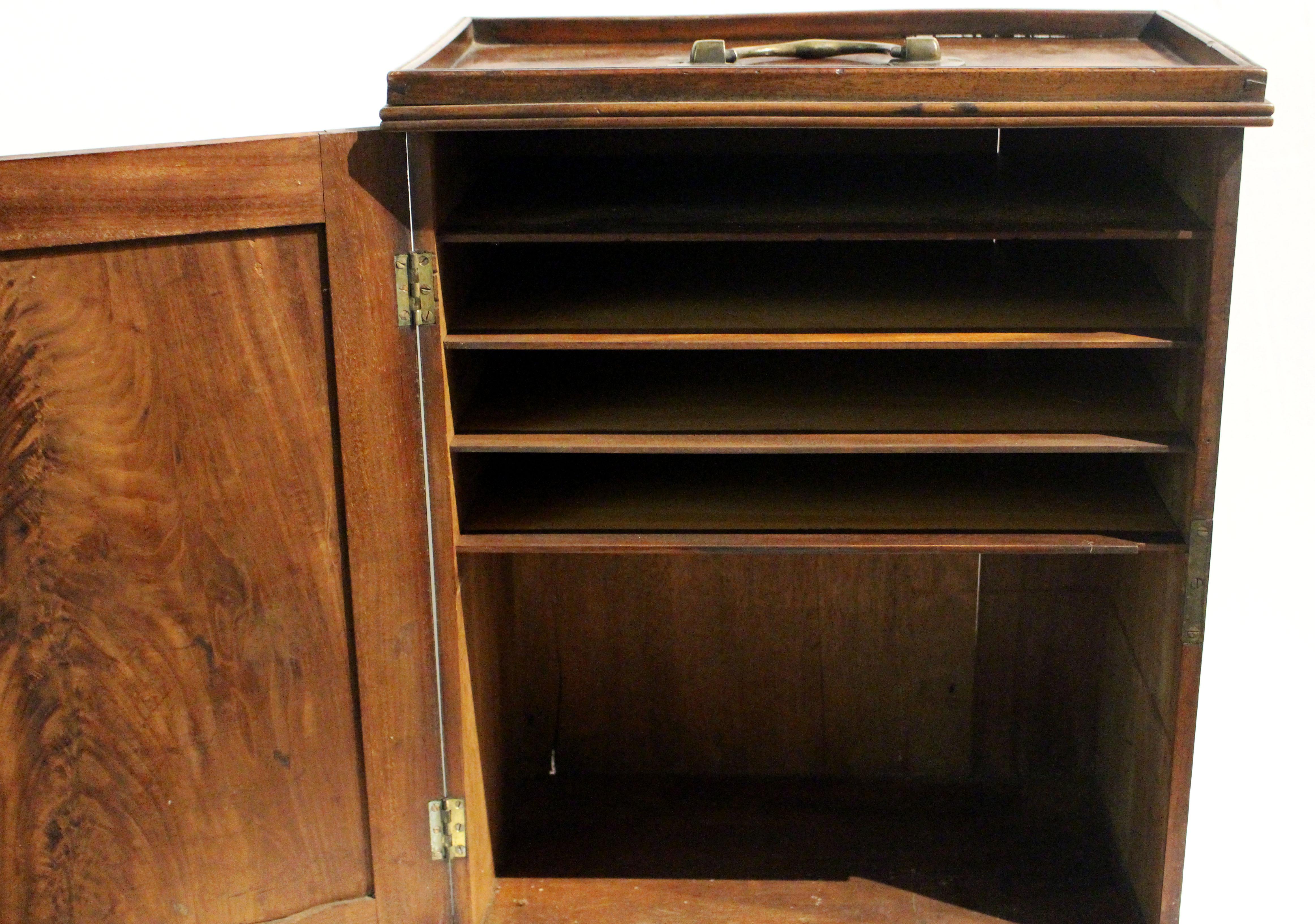 Circa 1780 Small Georgian Portable Tabletop Cabinet Box In Good Condition In Chapel Hill, NC
