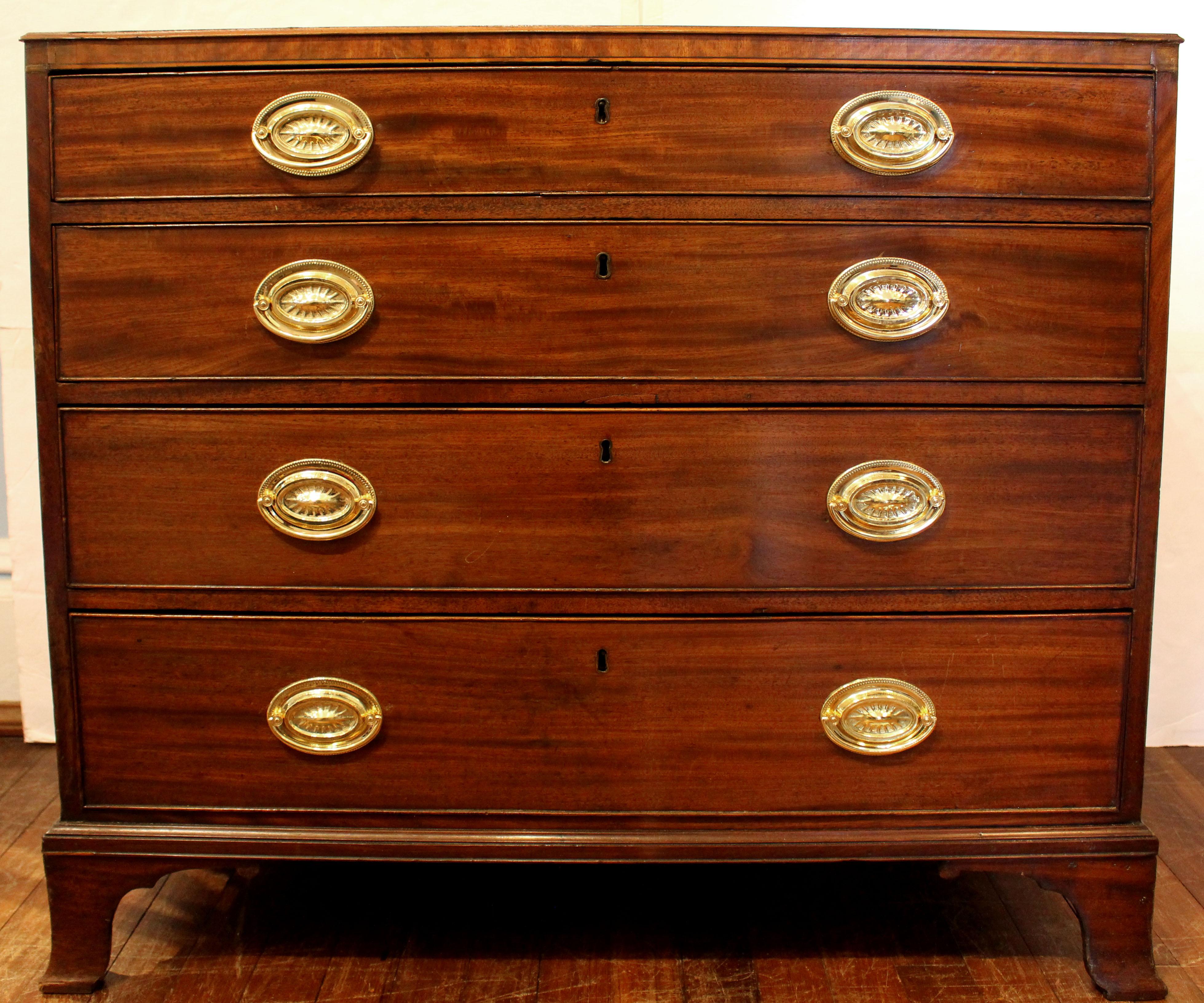 Circa 1785 George III period bachelor's chest of drawers, English. A rare & desirable size in authentic English furniture. Four distinctly graduated drawers give vertical lift, as do the wonderfully broad French splay bracket feet. Well figured